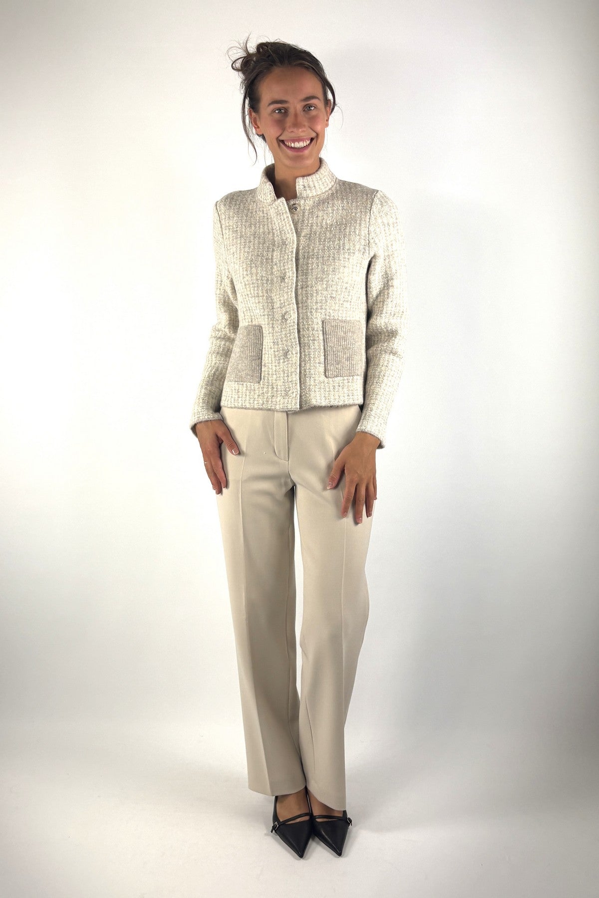 Anneclaire D1903 gebreid vest in Beige Ecru met all-over motief en opstaande kraag