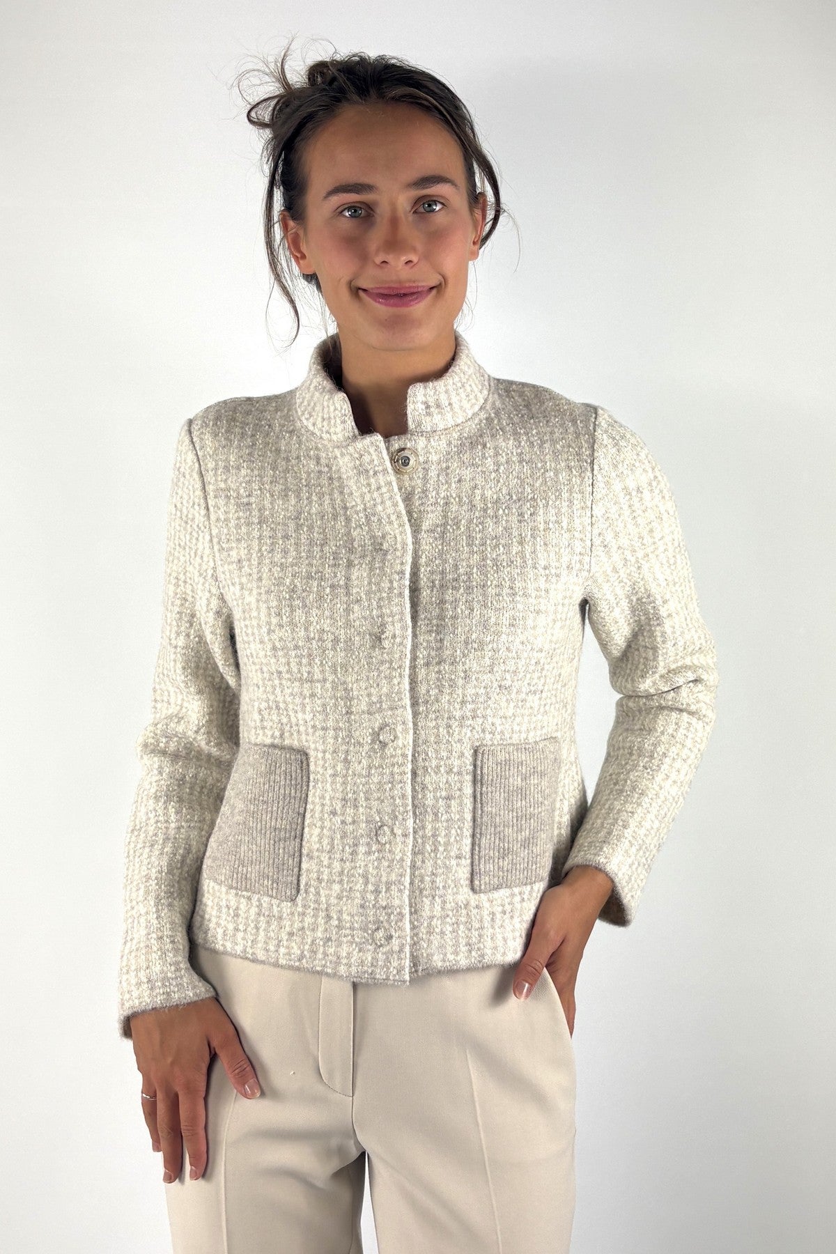 Anneclaire D1903 gebreid vest met motief – Beige Ecru