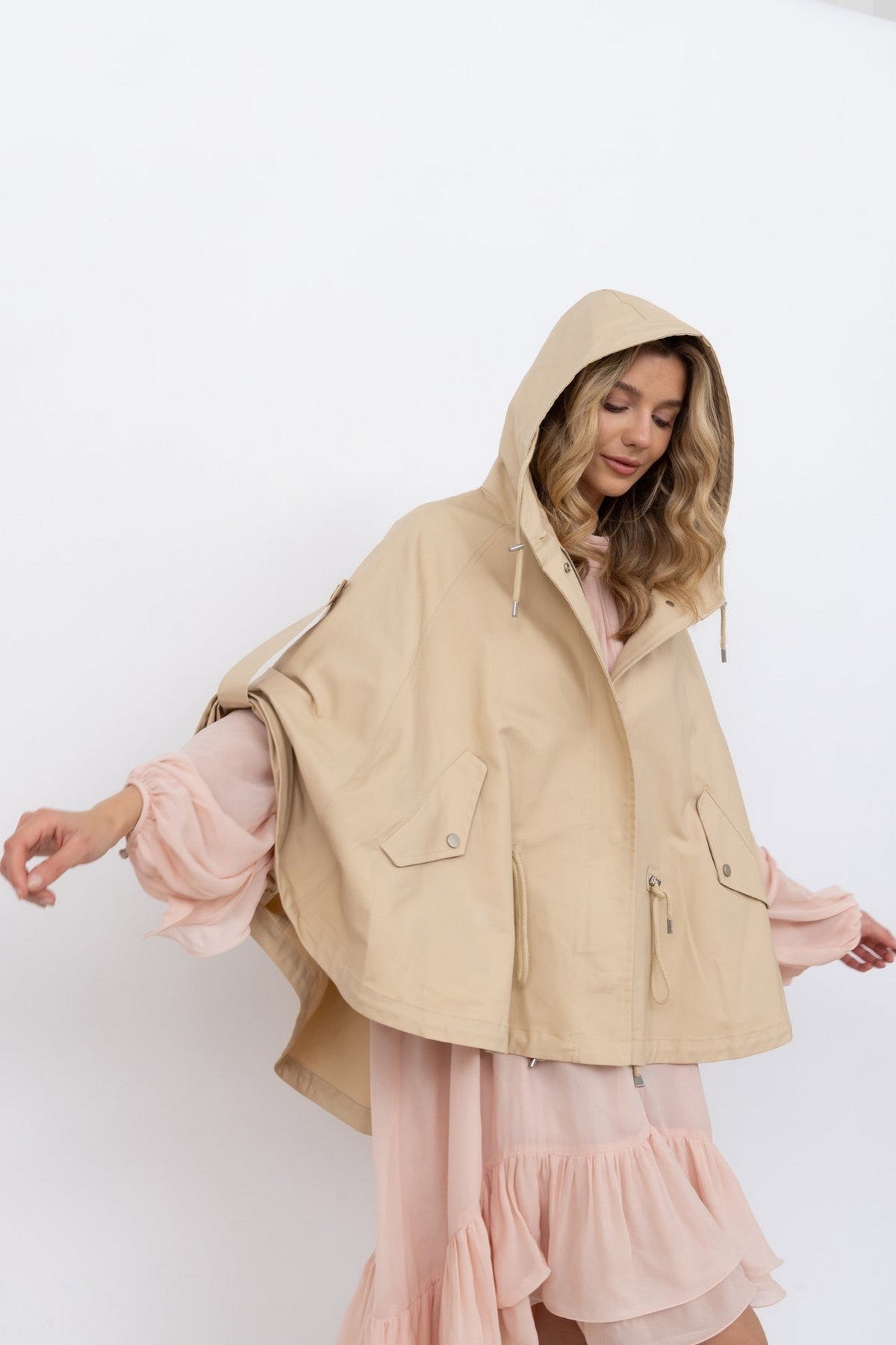 BJ20255 Urbancode shower resistant cape in de kleur vanilla van waterafstotend katoen.