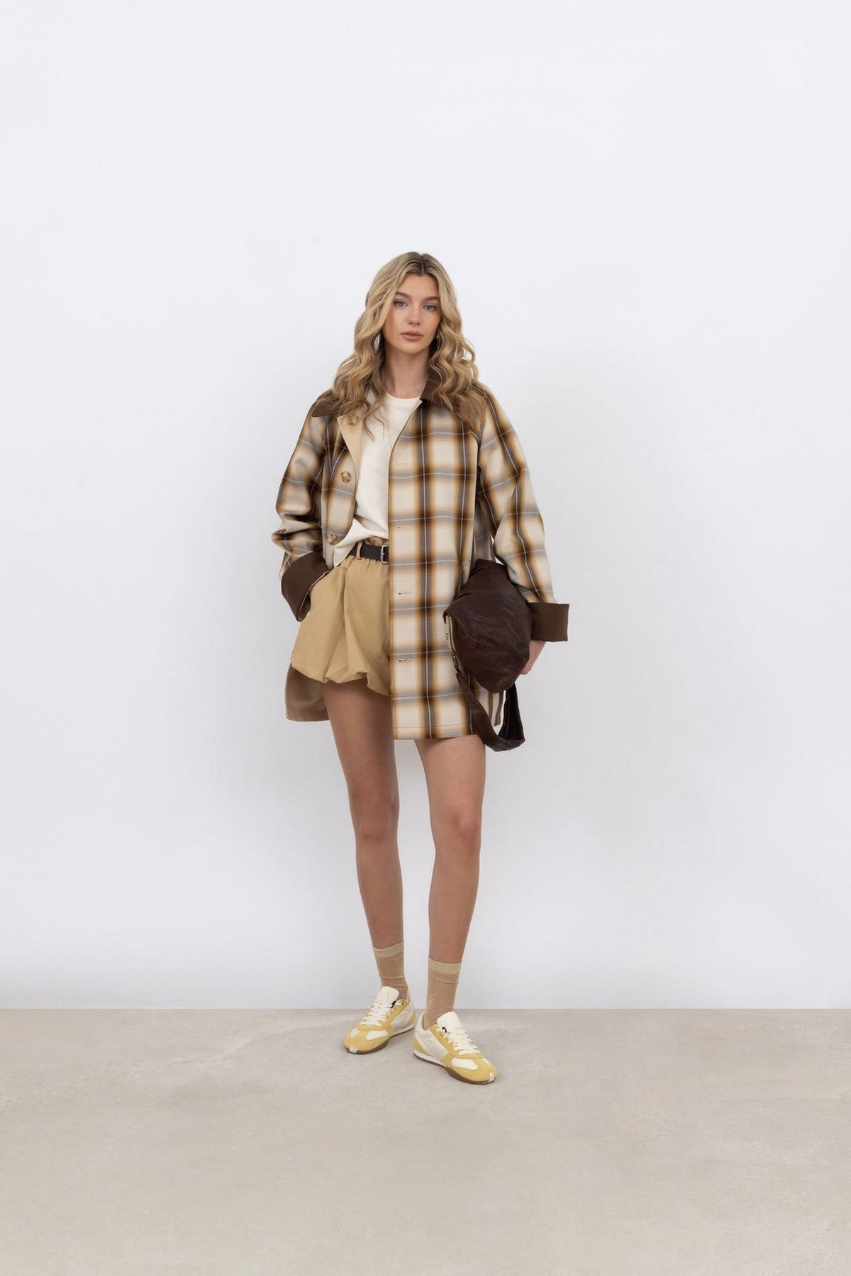 BJ20257 Urbancode reversible short mac korte trenchcoat in vanilla en ruit