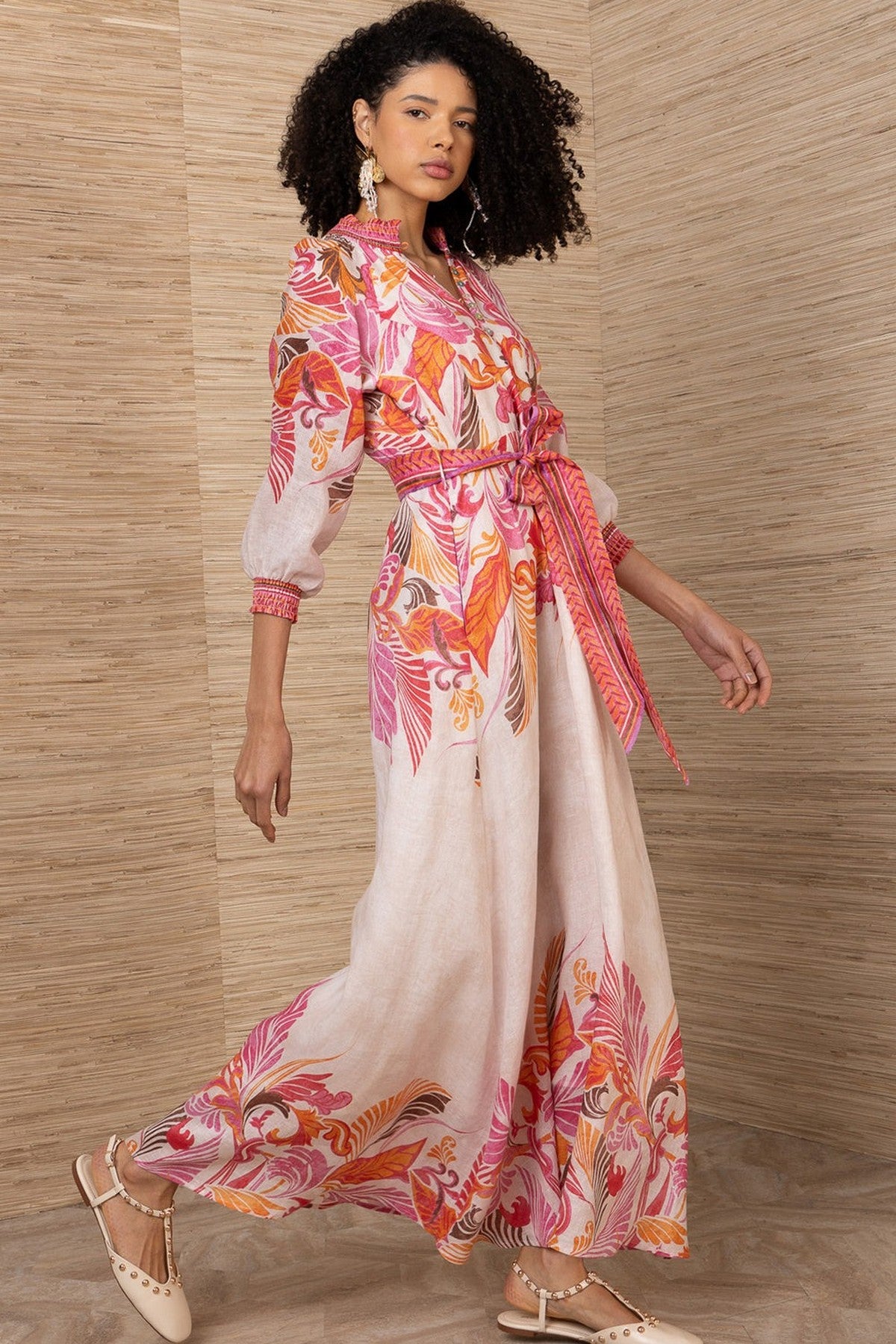 5ZDT632M: Detail van het taillelint en de zwierige rok van de roze Hale Bob linnen jurk.