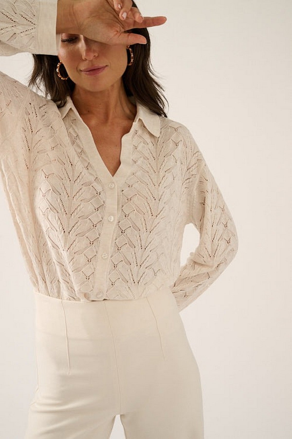 Oscar the Collection Bowie top ivory met ajourmotief en knoopsluiting van wol en zijde.