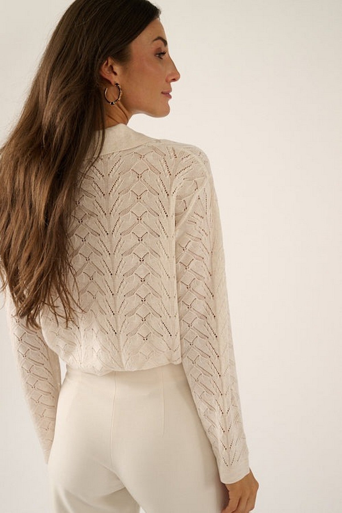 Oscar the Collection achterzijde van Bowie top ivory met ajourmotief en knoopsluiting van wol en zijde.