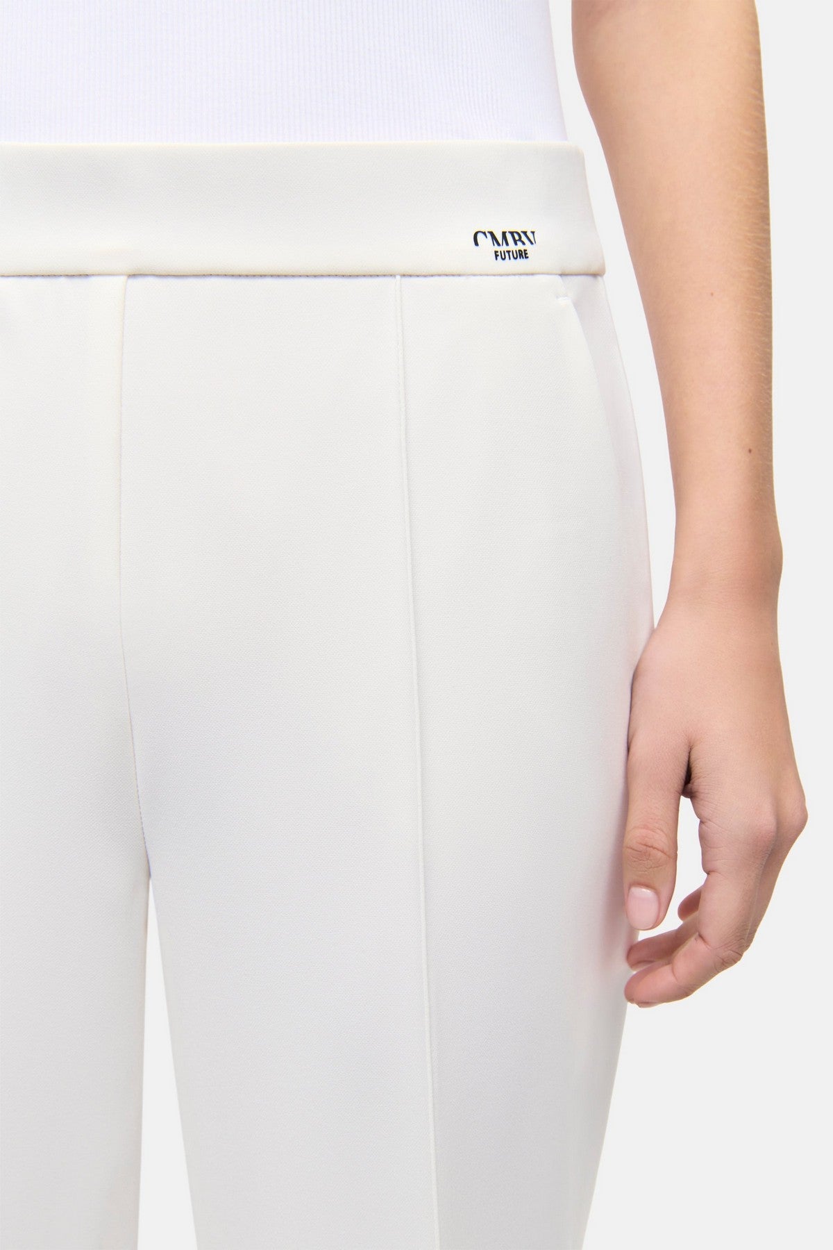 Close-up van de elastische wording-bund en de gladde bi-stretch stof van de Cambio Cameron broek in off-white.