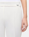 Close-up van de elastische wording-bund en de gladde bi-stretch stof van de Cambio Cameron broek in off-white.