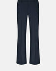 Donkerblauwe broek met easy kick broekspijpen. De broek heeft een haaksluiting en riemlussen en is voorzien van 2 steekzakken en 2 paspelzakken. 