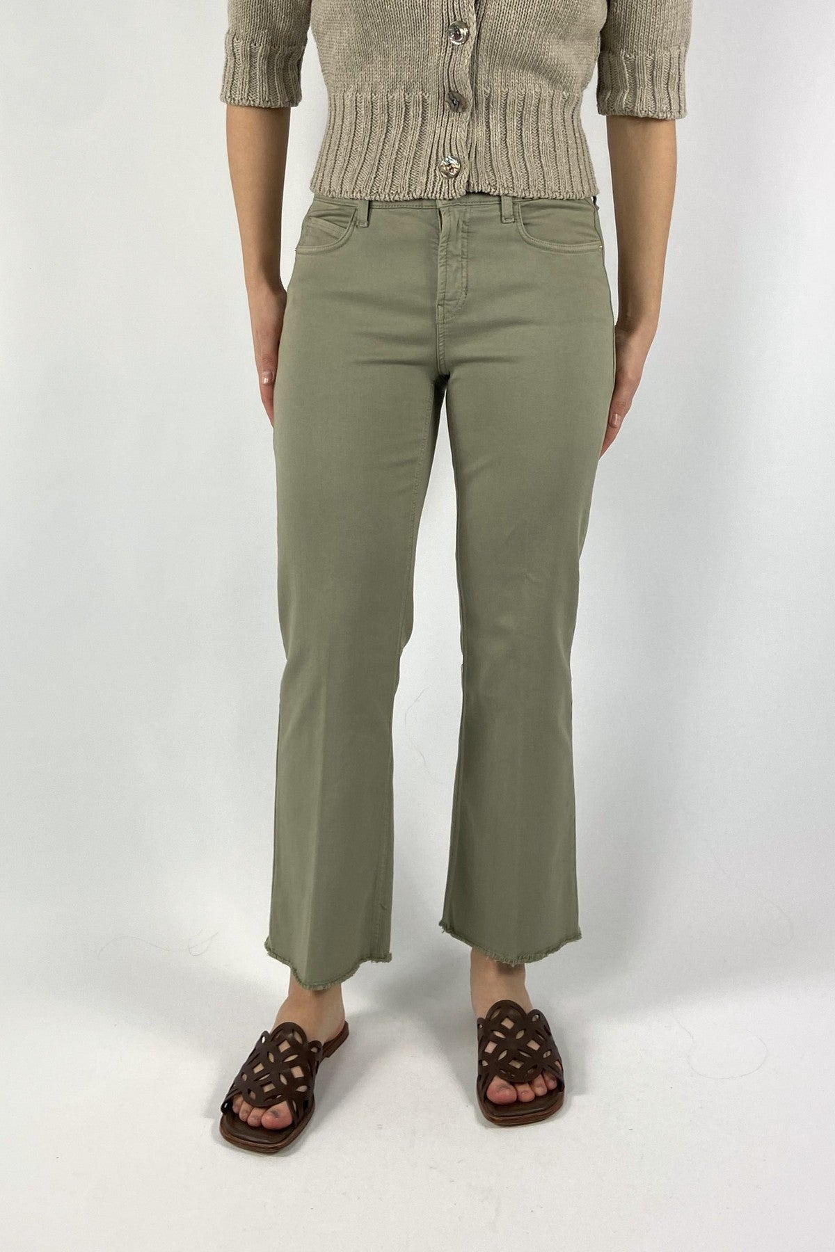 9531-Cambio Francesca jeans in olive met een uitlopende pijp, strijkvouwen en korte franjes aan de zoom.