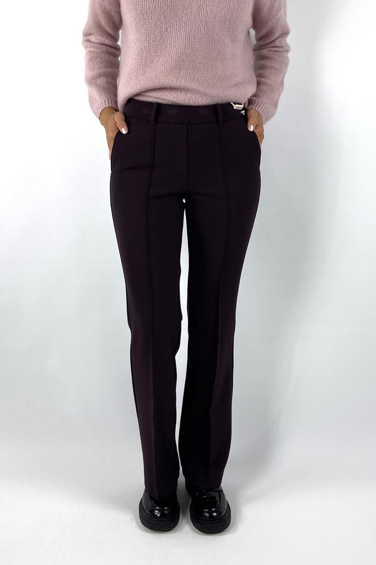 Broek van Cambio in bordeaux kleur met rechte pijpen, 2 steekzakken en een persplooi op de voorzijde van de pijpen.
