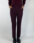 Broek met ruitmotief van Cambio in burgundy kleuren. Model Francoise cropped.