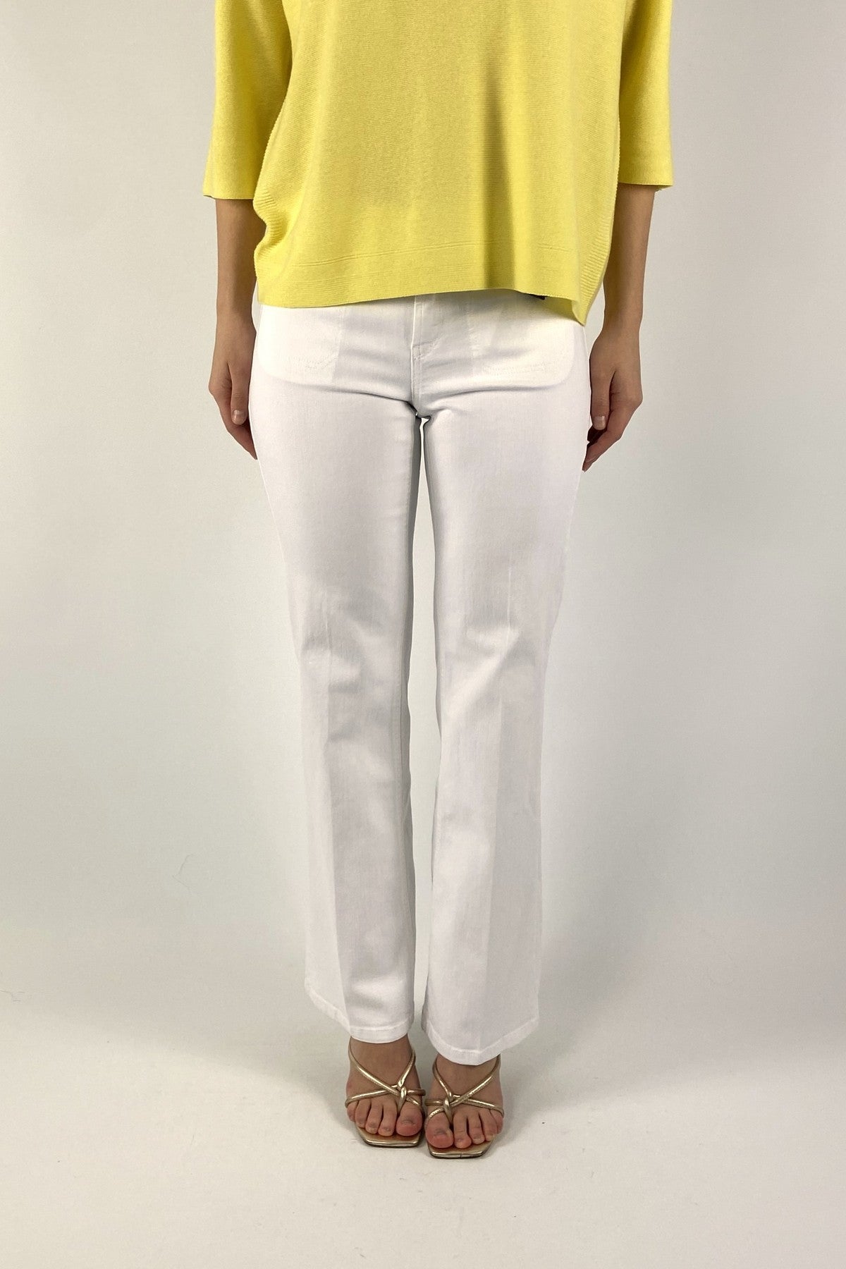 9049-Cambio Tess wide leg jeans in white stone met een verkorte wijde pijp en elegante strijklijnen.