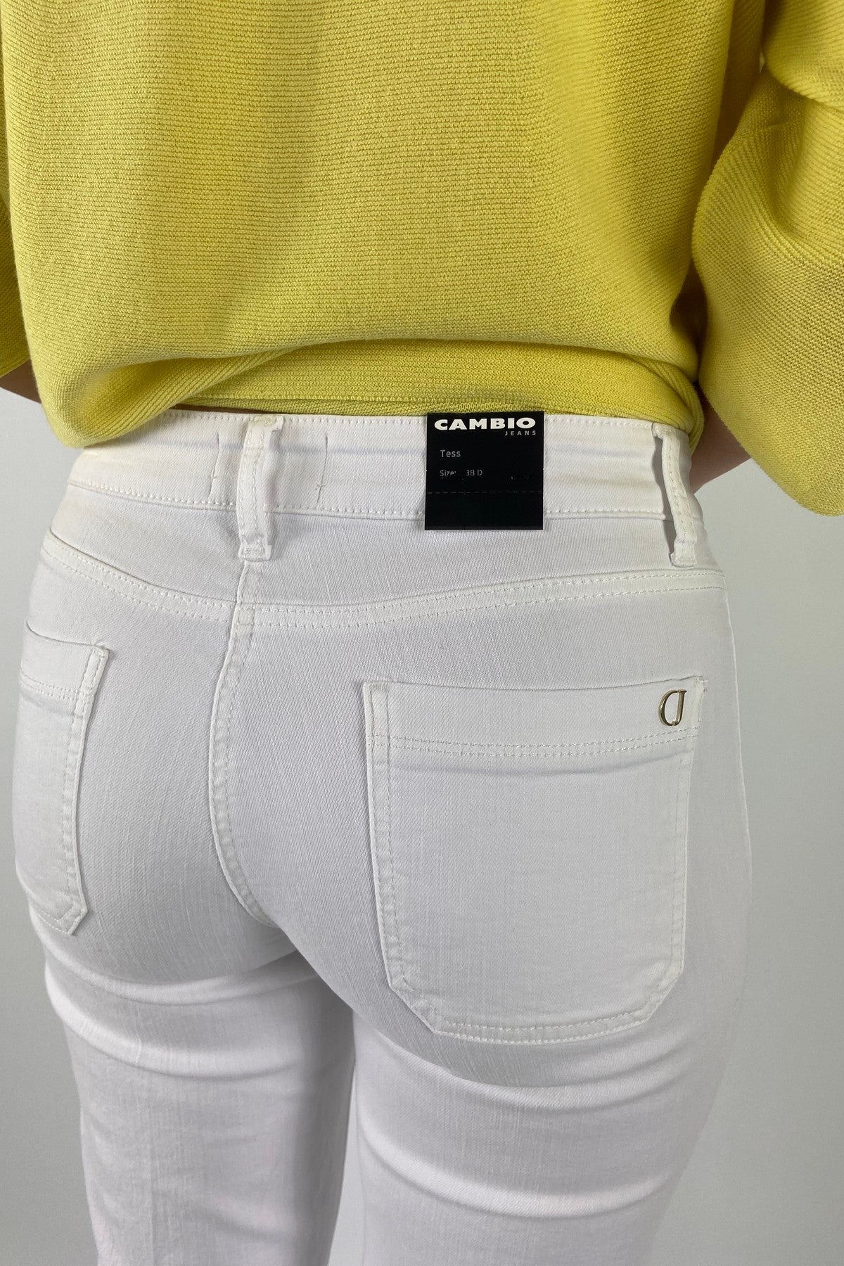 9049-Cambio close-up van de elastische witte denimkwaliteit en het verfijnde labeldetail op de achterzak van de Tess jeans.