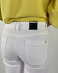 9049-Cambio close-up van de elastische witte denimkwaliteit en het verfijnde labeldetail op de achterzak van de Tess jeans.