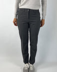 Stijlvolle grijze pantalon met slim fit pasvorm, praktische zakken en subtiele stiksels. Comfortabel én elegant.