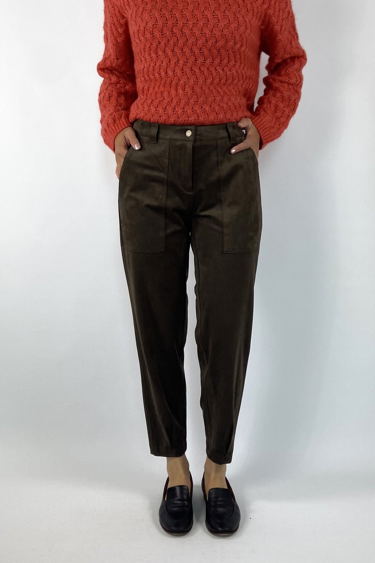 Broek in vegan suède stof van het broekenmerk Cambio in een donkerbruine kleur.