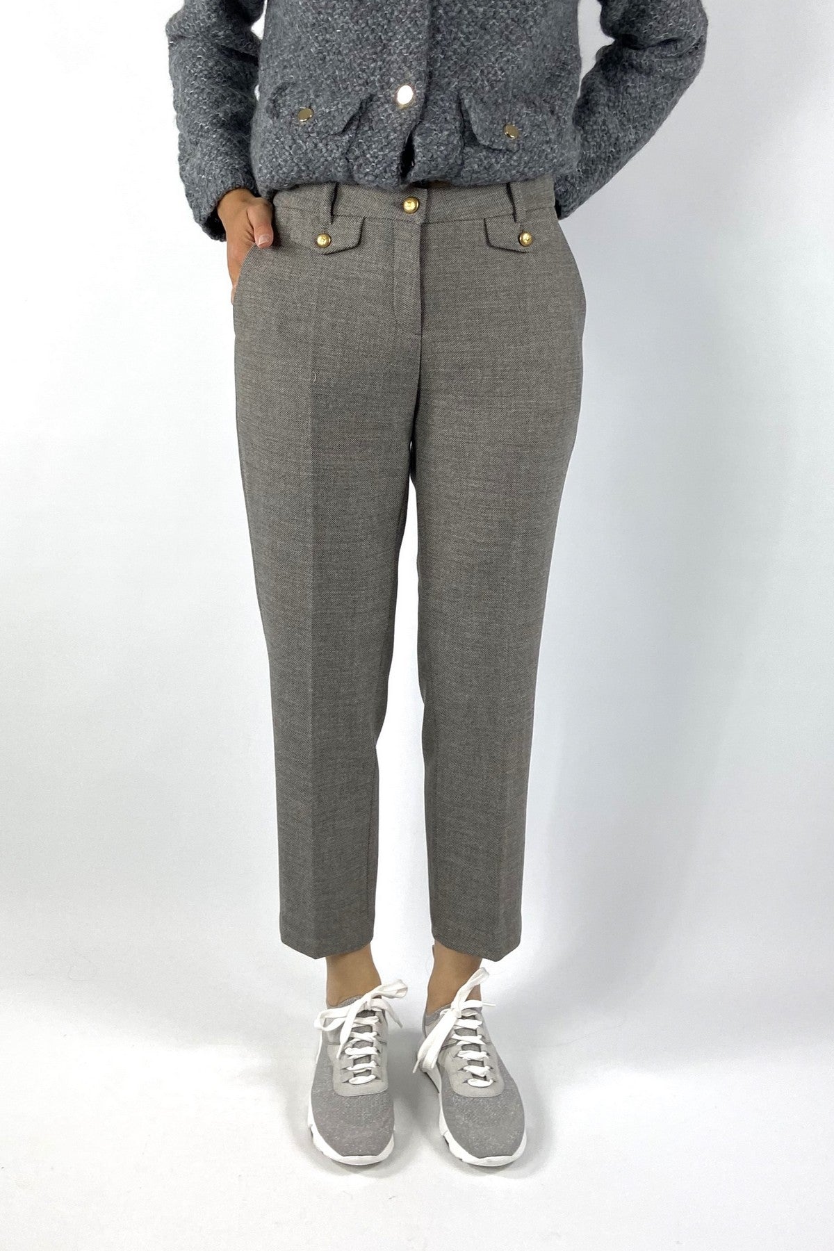 Elegante chino in 7/8 lengte met smal toelopende pijp en gouden knopen – tijdloos en stijlvol.