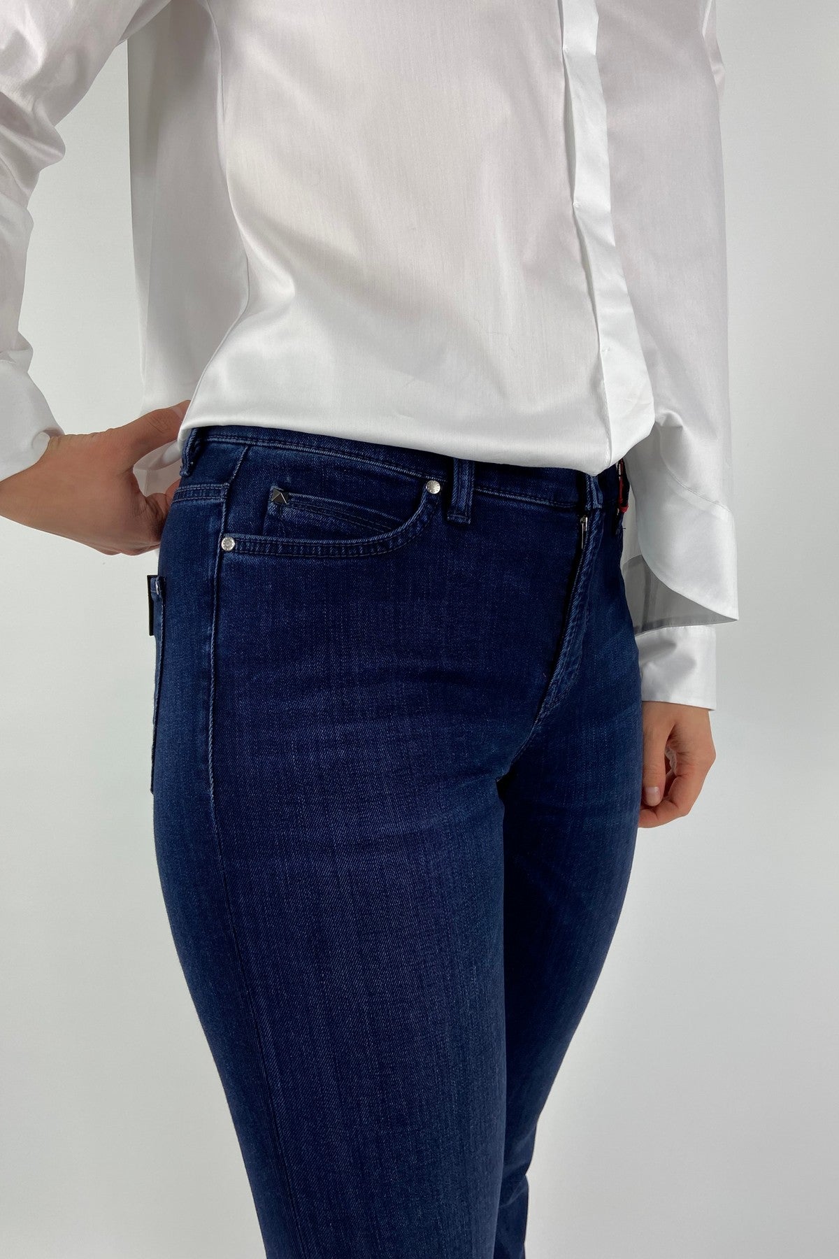 9102 Cambio close-up van de moderne blauwe wassing en de hoogwaardige denimkwaliteit van de Paris Flared jeans.