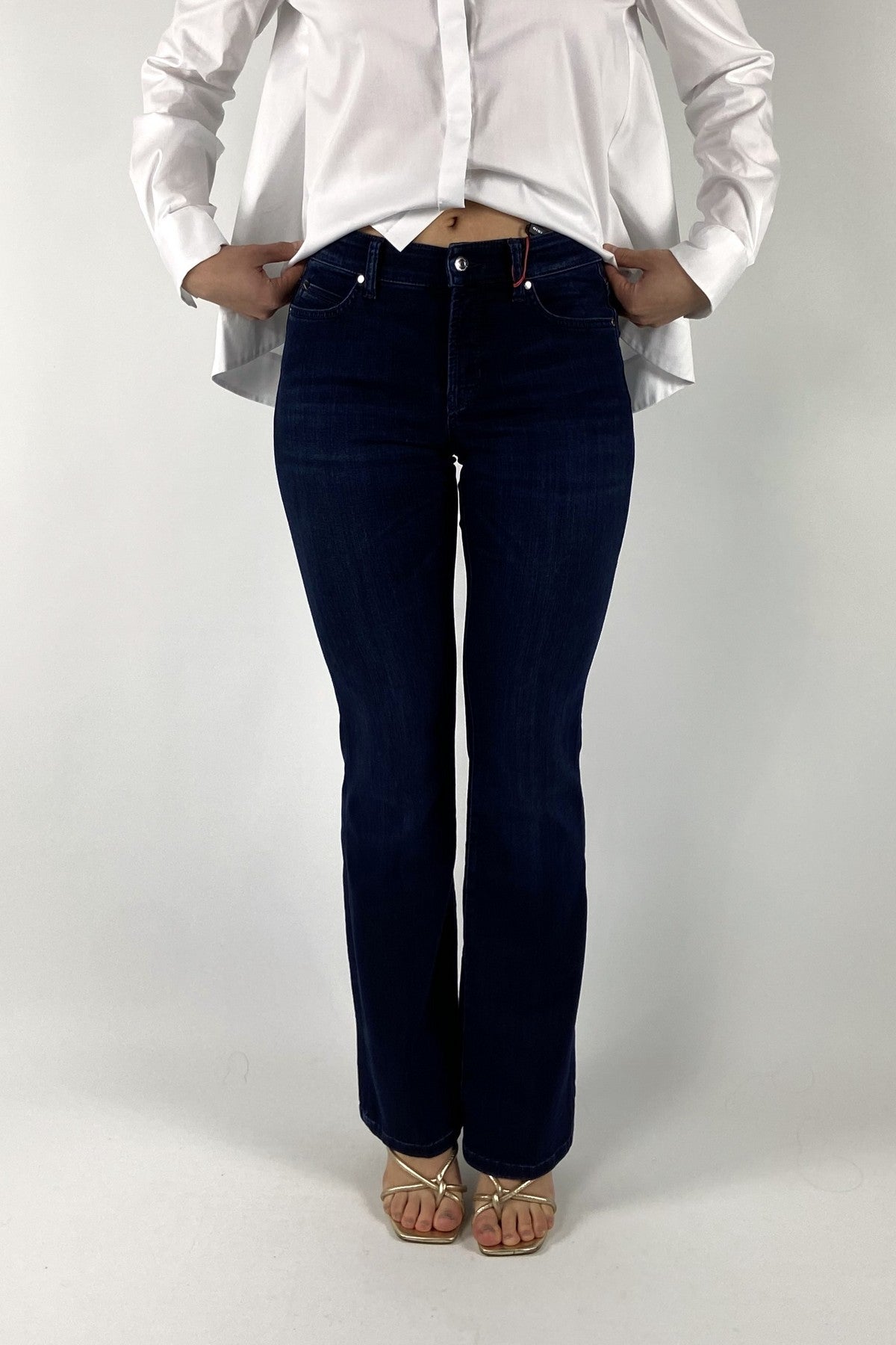 9102 Cambio Paris Flared jeans in de wassing soft cozy blue met een elegant uitlopende pijp.