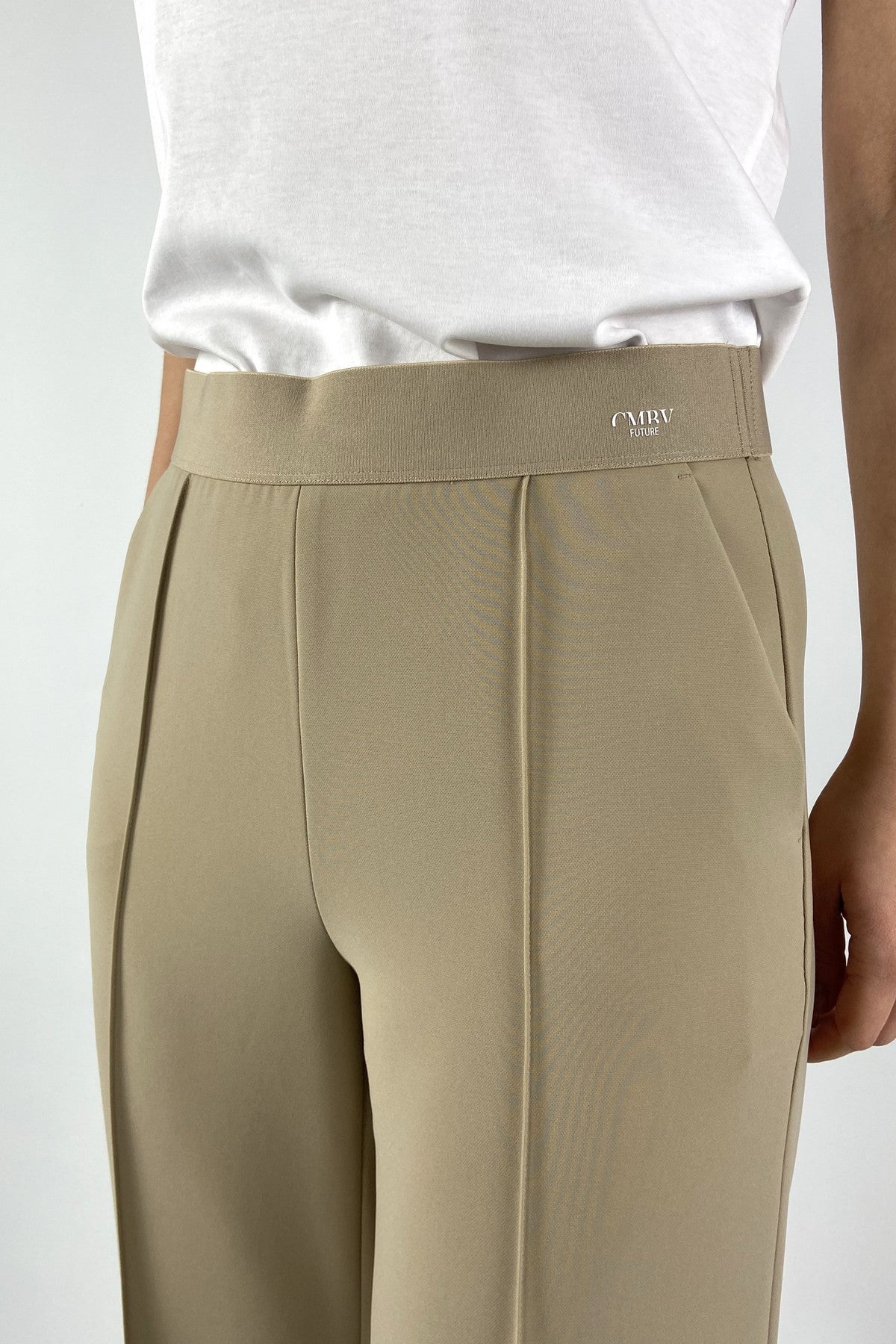 Cameron 6052: Detail van de gestikte persvouw en de crêpe microstructuur van de Cambio culotte.