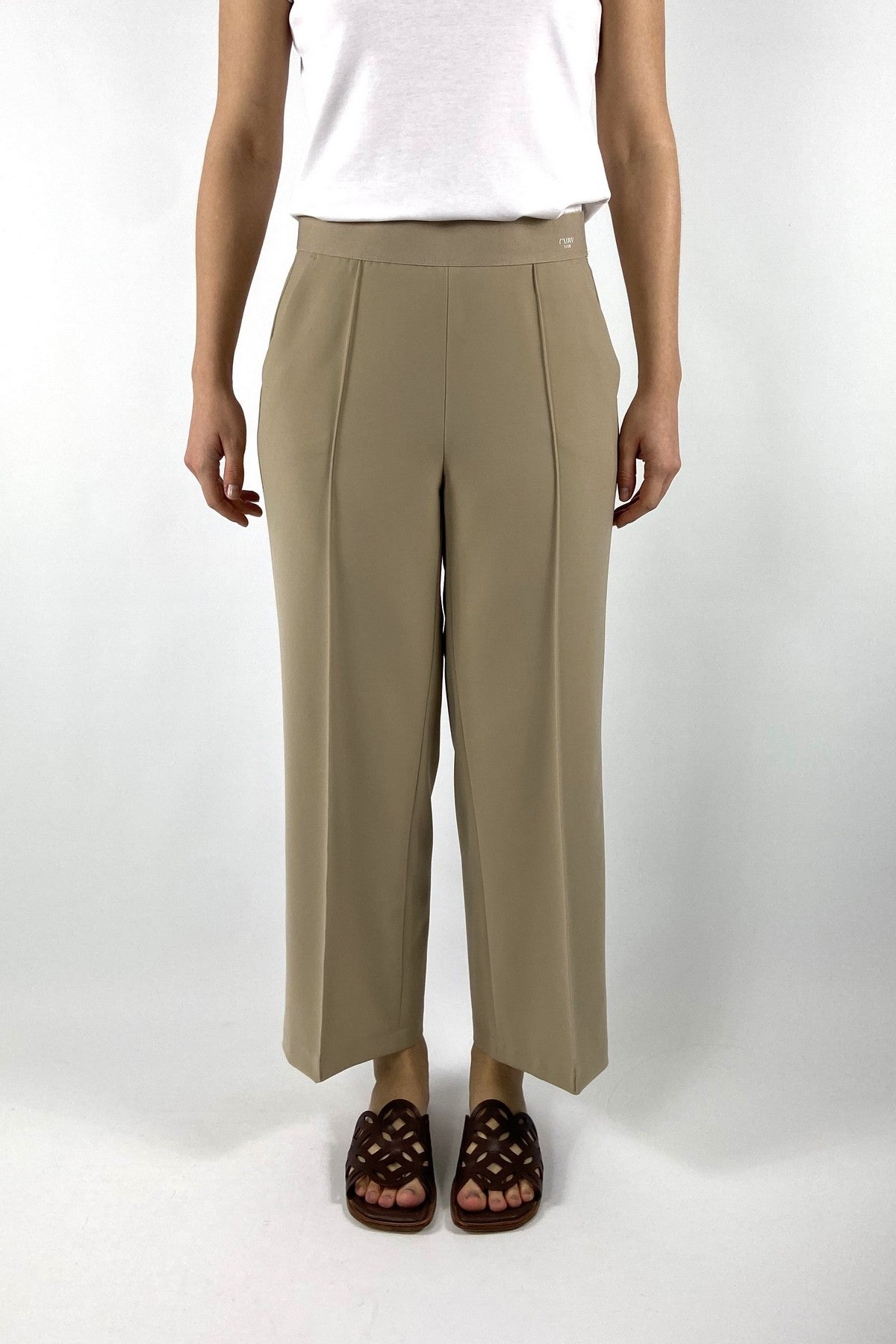Cameron-6052: Wijde cropped Cambio broek in de kleur Safari Dust met een comfortabele elastische tailleband.