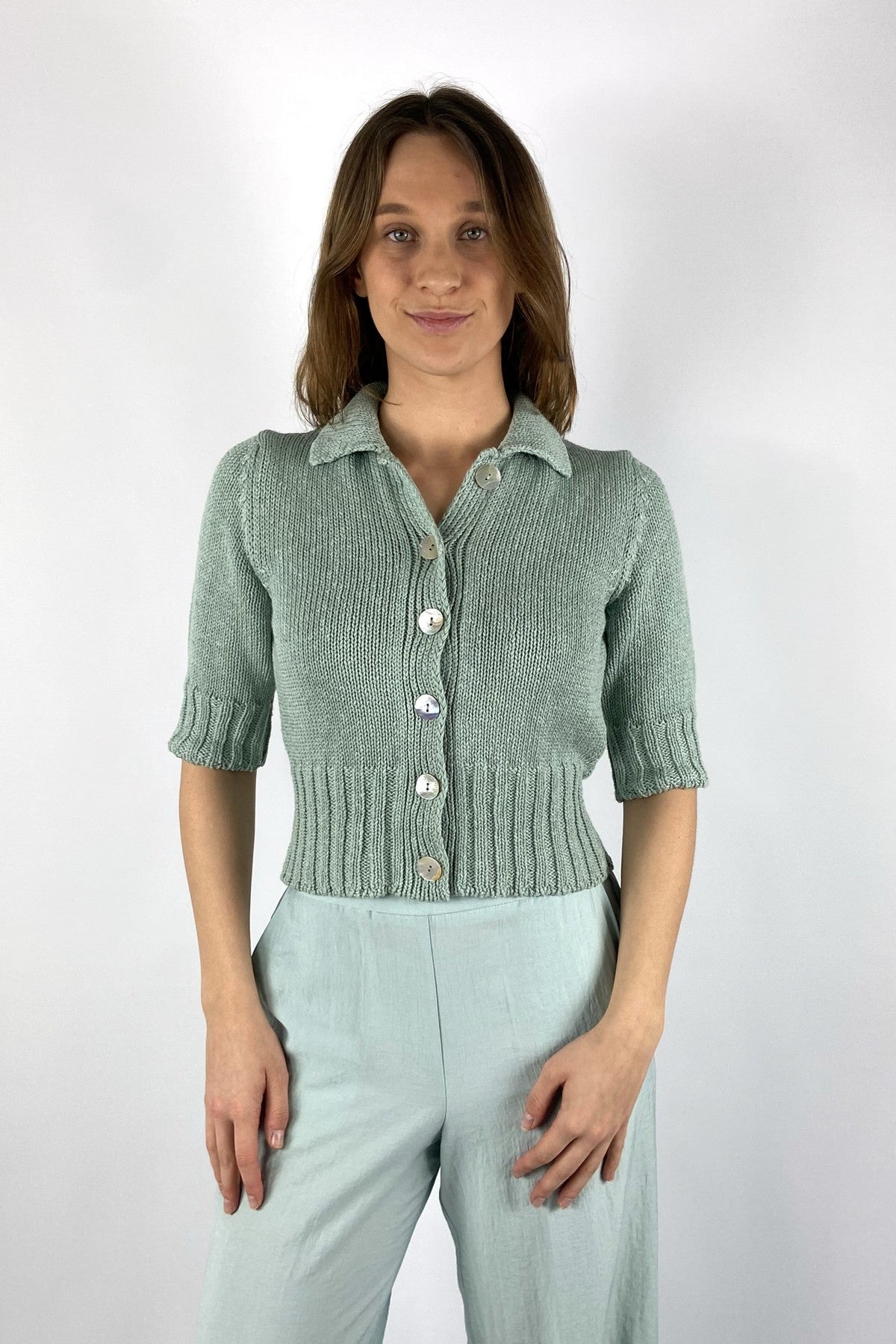 D1605-938 Anneclaire kort grof gebreid vest in aqua katoen-linnen met 3/4-mouwen.