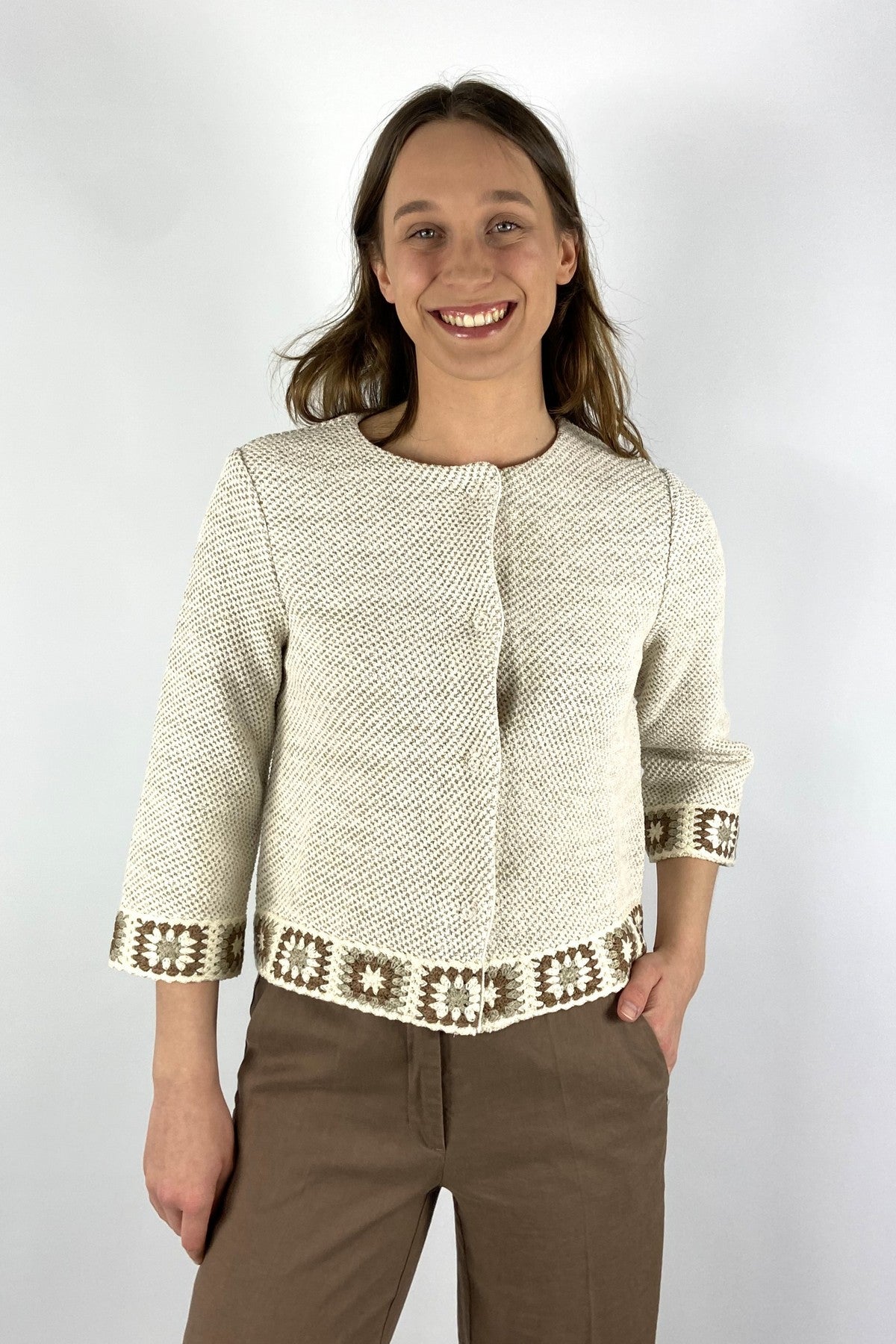 D1630 353 Anneclaire kort beige vest met patchwork motieven en ronde hals