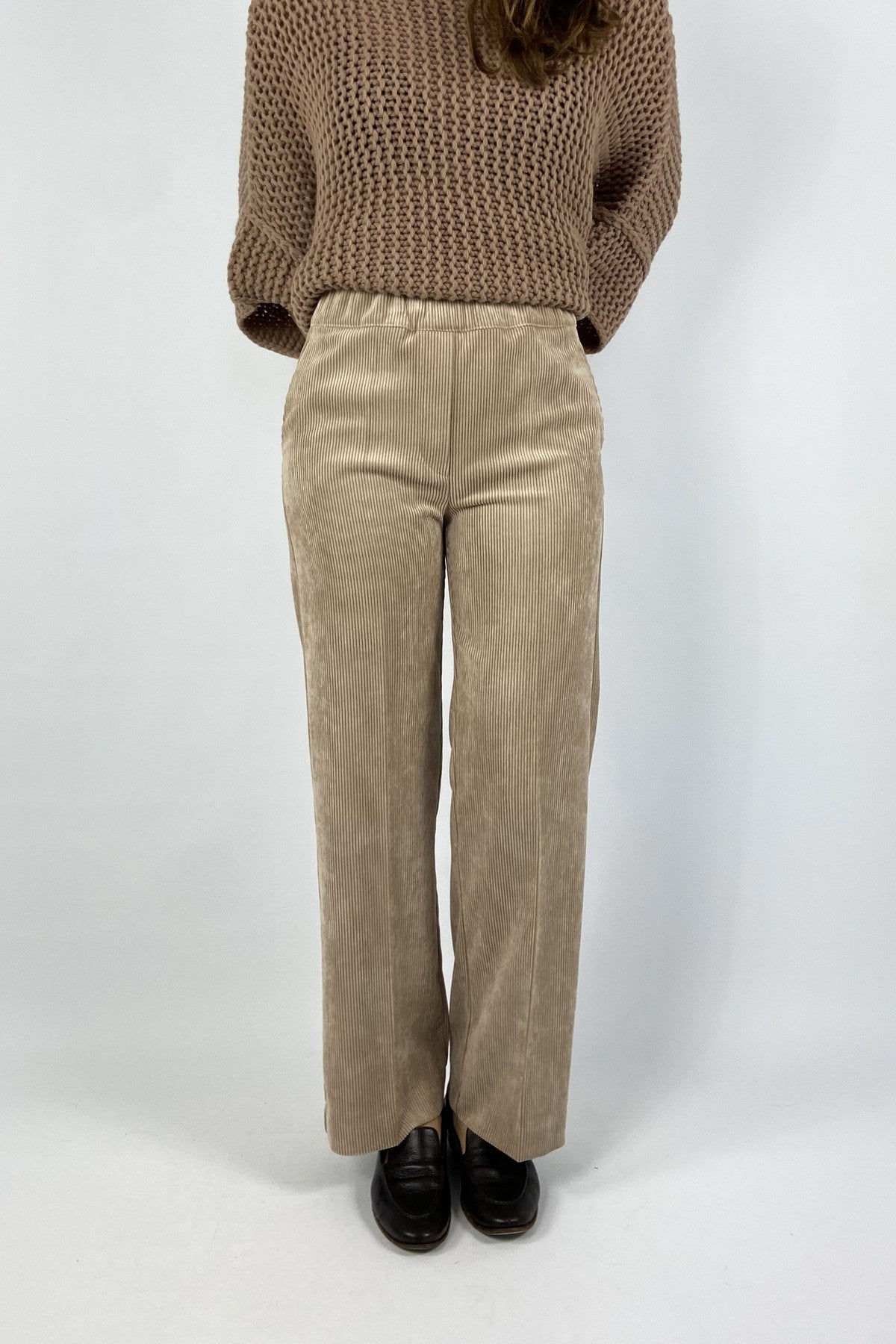 Comfortabele beige broek van D'exterior in een zachte ribfluweel stof.