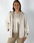 Capemantel met rits in een beige bouclé stof.