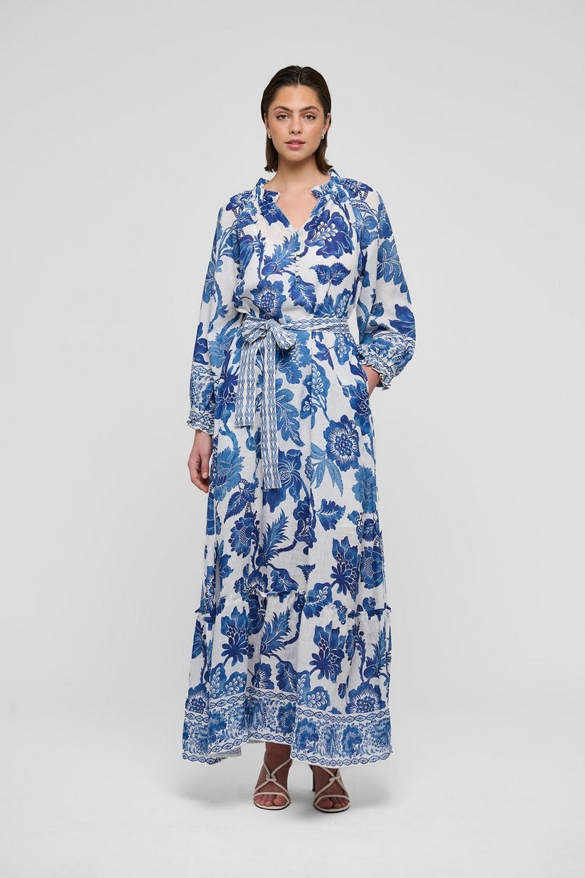 1280126: Enkellange linnen Idiana jurk van Dea Kudibal met een oversized blauwe exotische bloemenprint en een elegante kraag met ruches