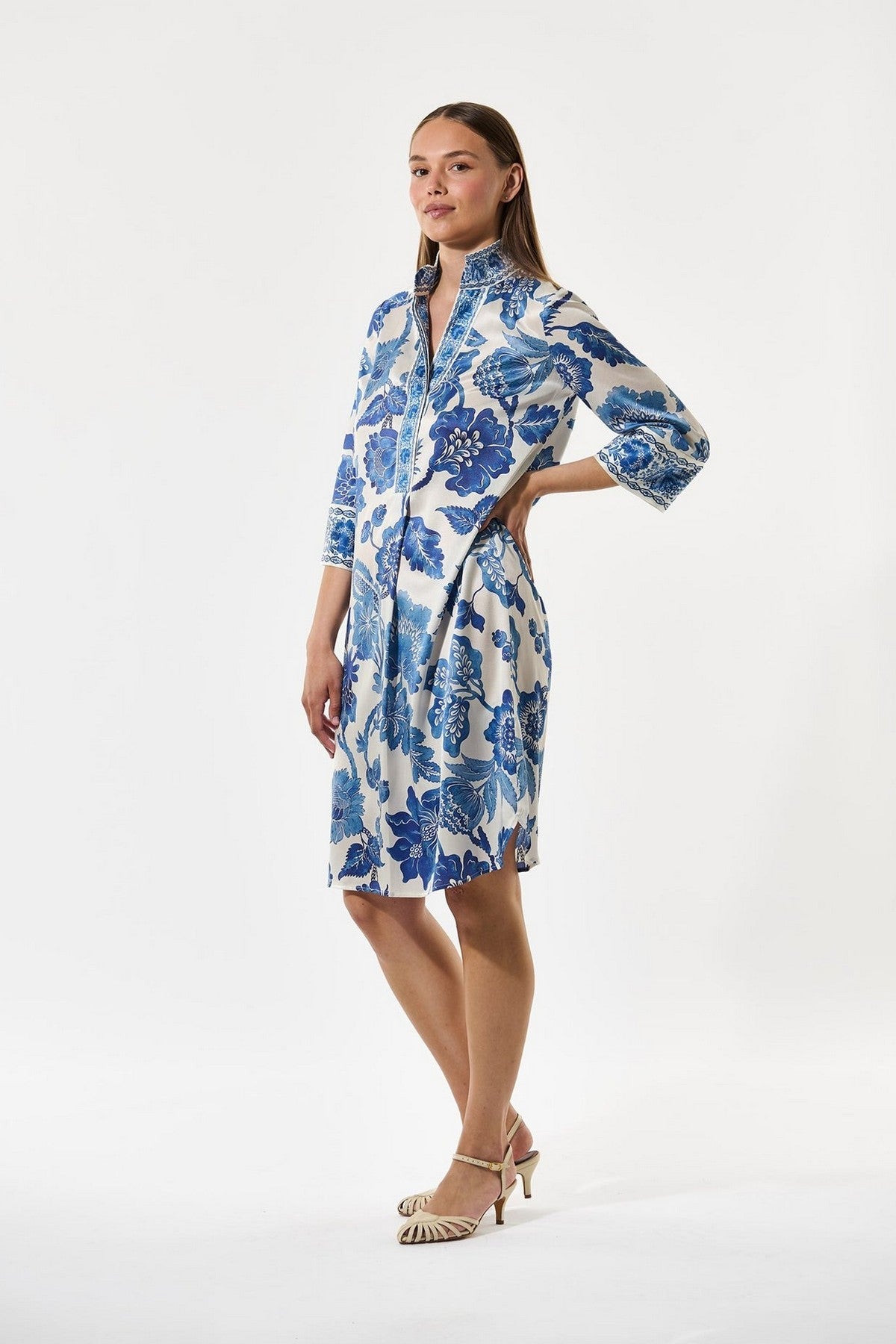 Close-up van de manchetten met stof beklede knopen en de contrasterende bies op de blauwe Blossoming zijden stof.