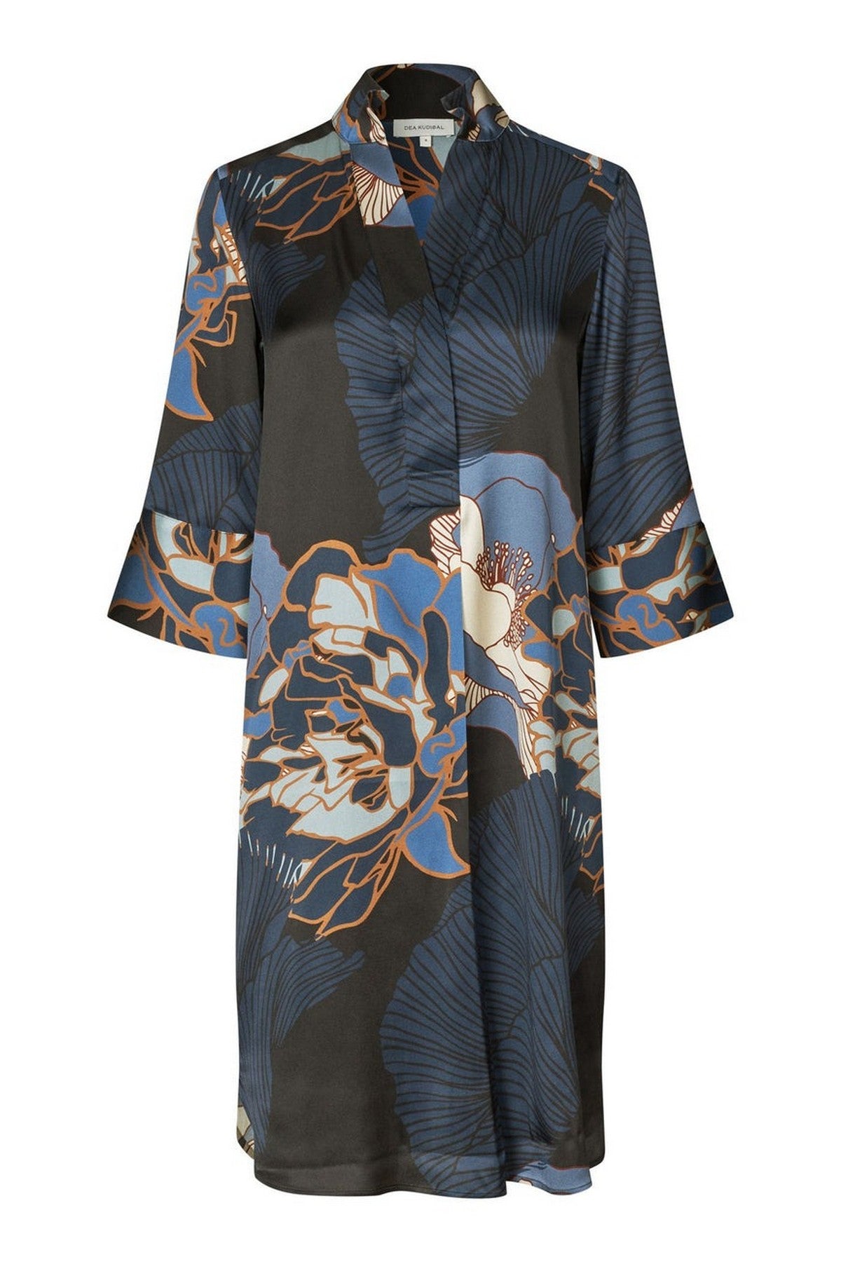 Midi-jurk in zijdekeper met kimono-halslijn, wijde mouwen en elegante pasvorm. Uitgevoerd in een opvallende print van Japanse camelia’s.