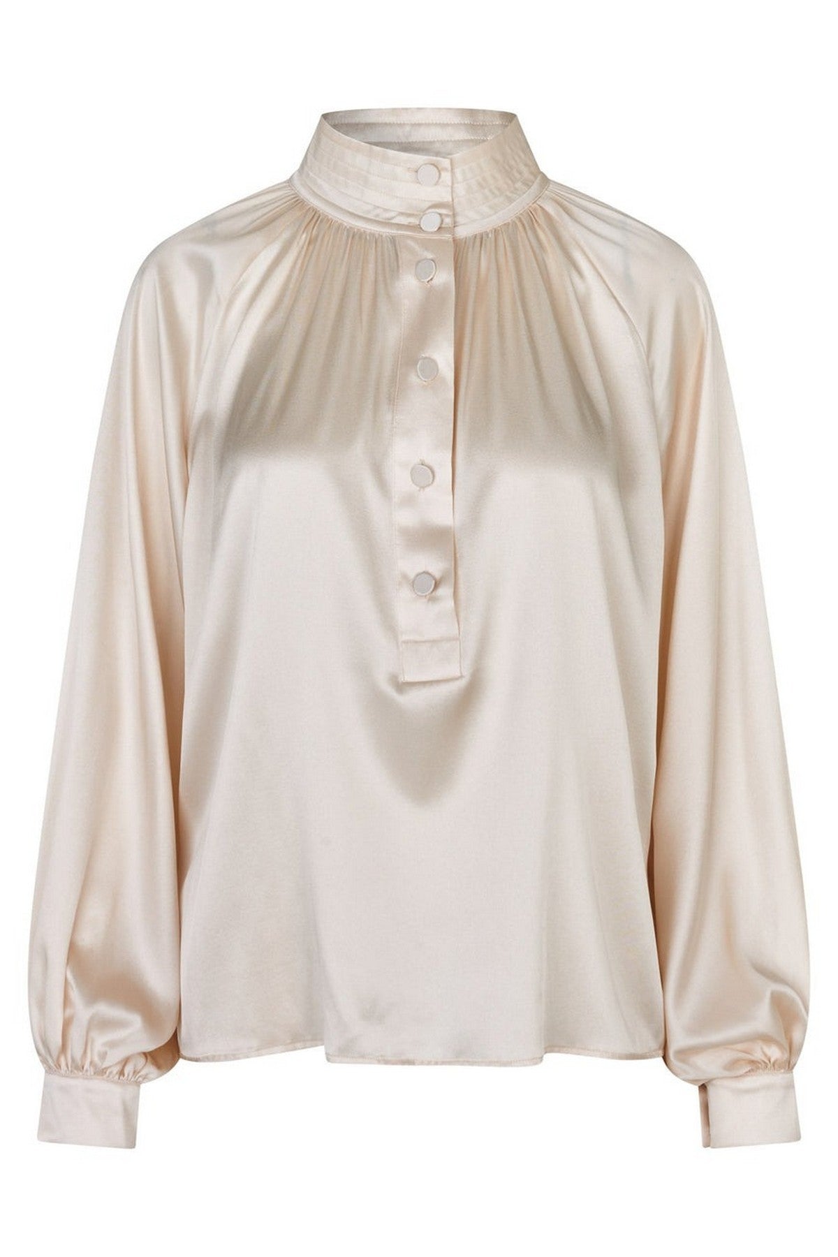 Zijden blouse in gebroken wit met hoge kraag, raglanmouwen en bedekte knopen. Relaxed fit met verfijnde, elegante uitstraling.