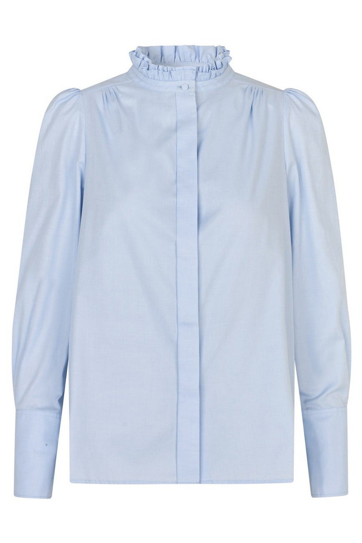 Elegant satijnzijden blouse van Dea Kudibal in lichtblauw met ruches, pofmouwen en decoratieve knopen. 