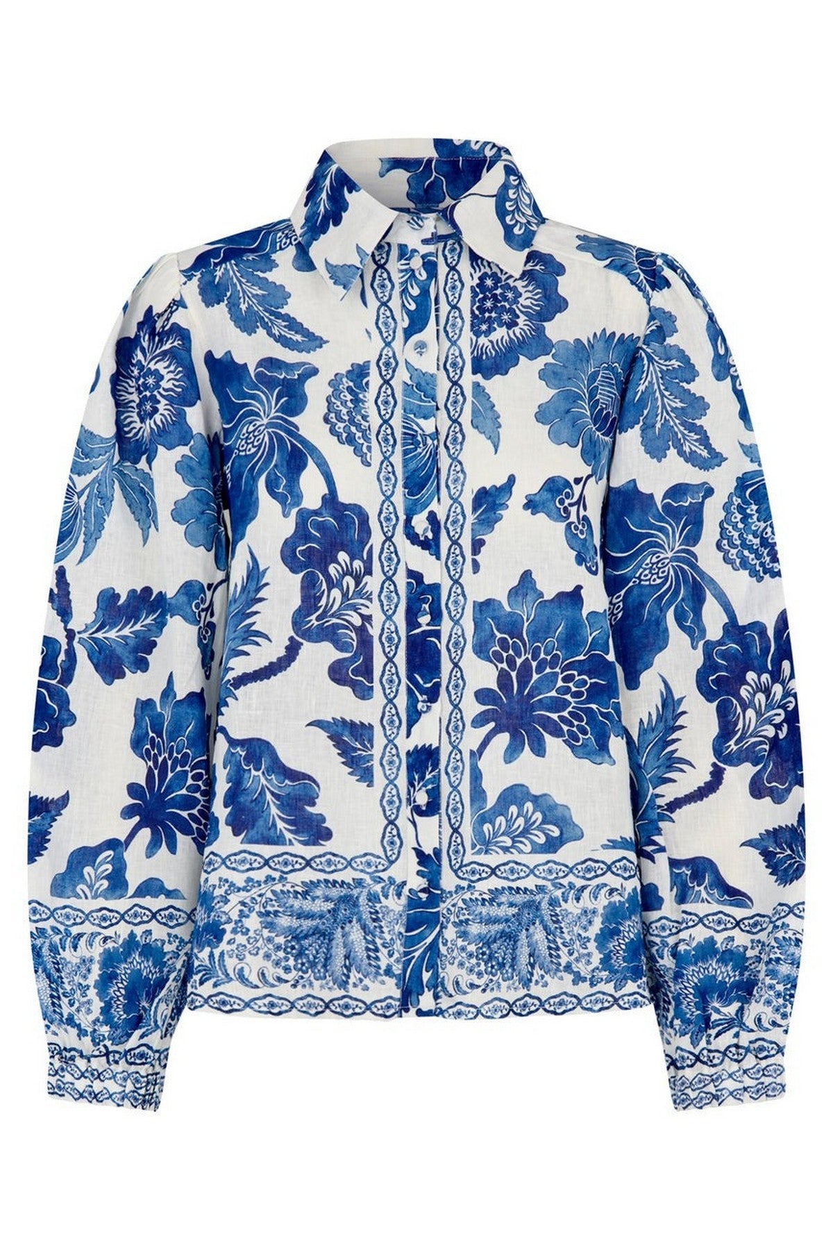 Witte linnen blouse met een gedurfde blauwe florale print, volumineuze mouwen en contrasterende biezen langs de knoopsluiting.