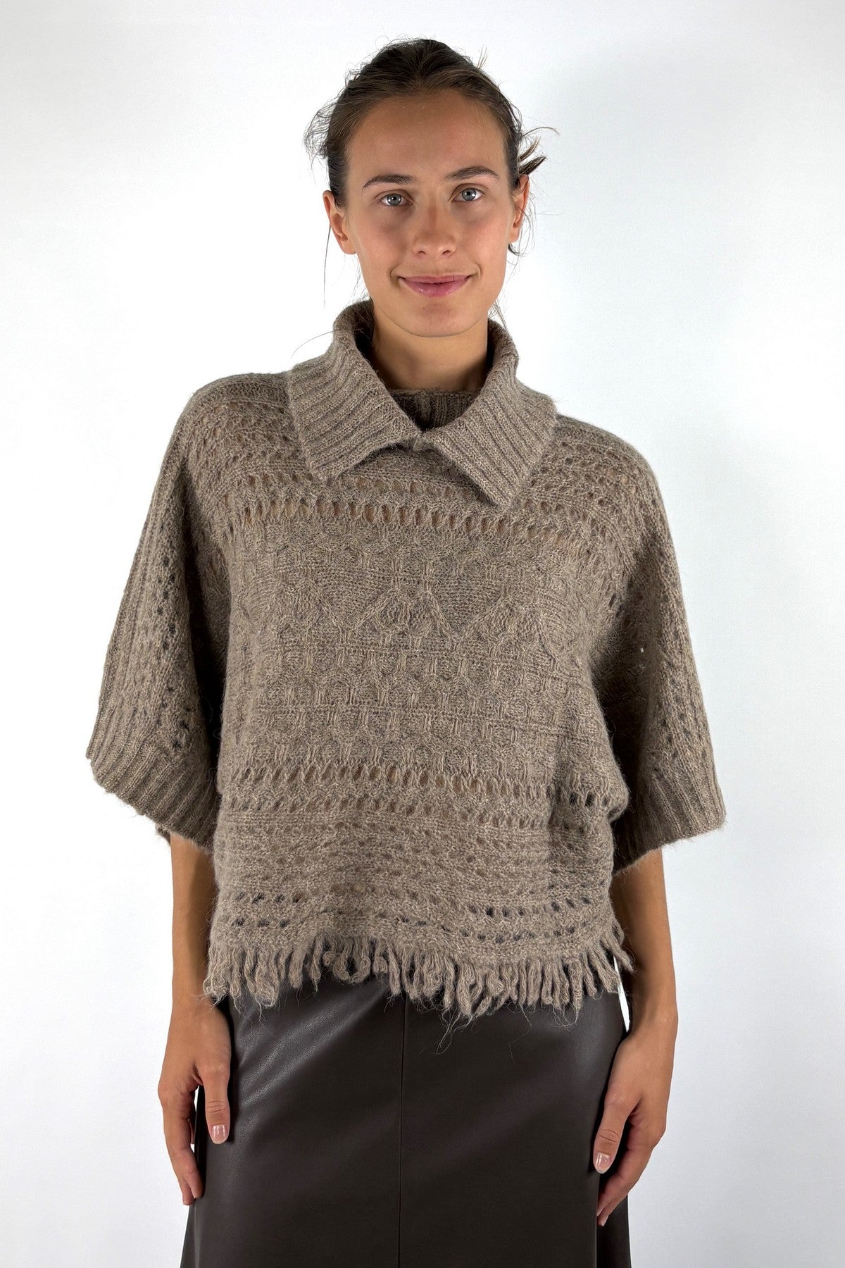 D.Exterior 63142 gehaakte capepull in Castoro met splitkraag en franjes