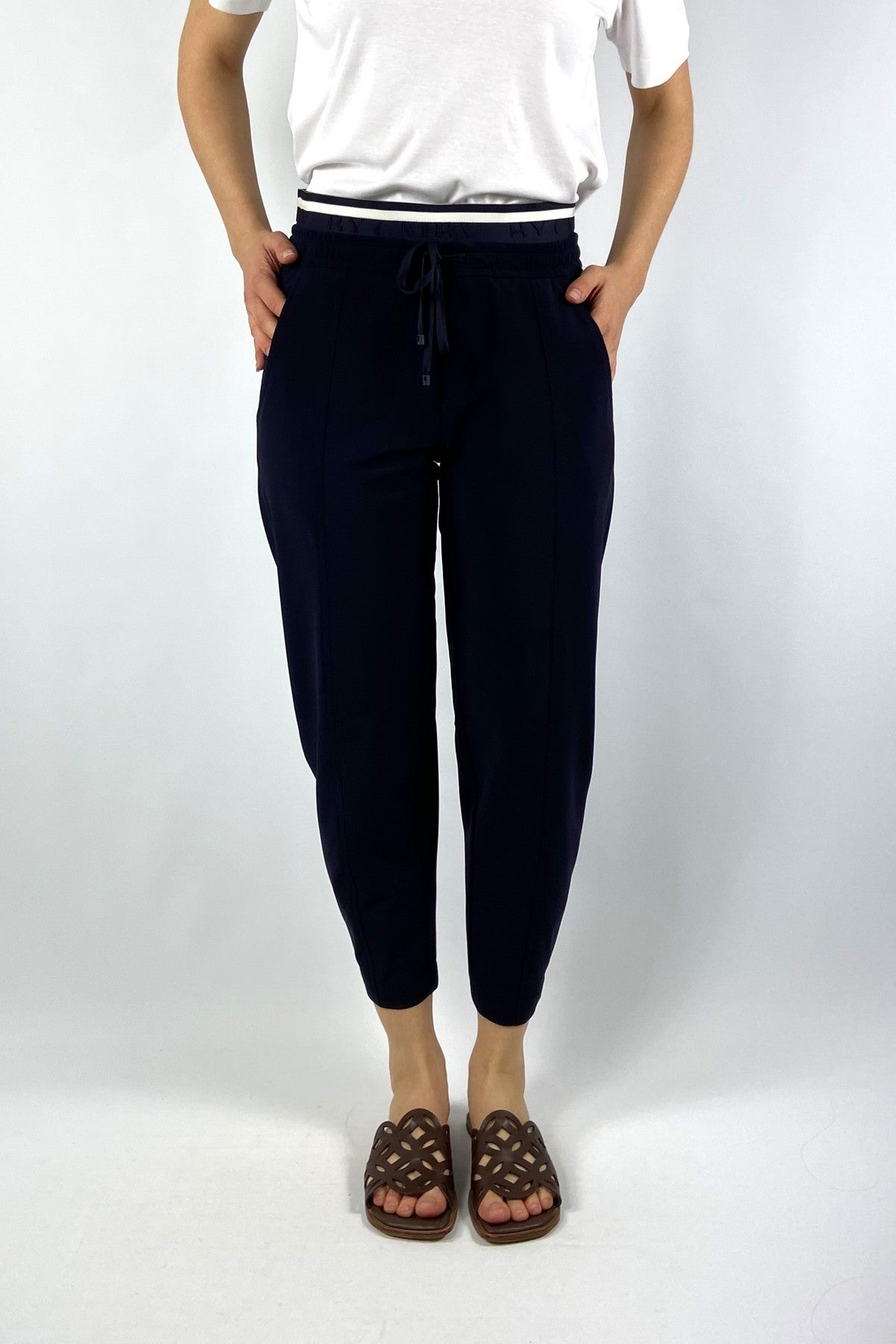 6320N Cambio Eden broek in Blue Night techno-stretch met dubbele elastische tailleband en doorgestikte naden.