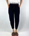 6320N Cambio Eden broek in Blue Night techno-stretch met dubbele elastische tailleband en doorgestikte naden.