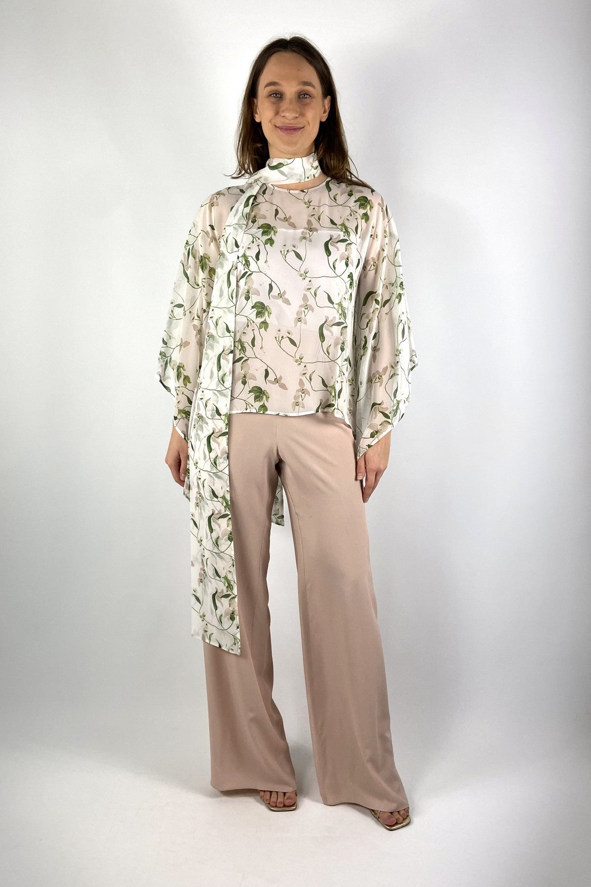 EDWIN-JEAP03 Natan top in 100% zijde met blauwe irisprint en cape mouwen.