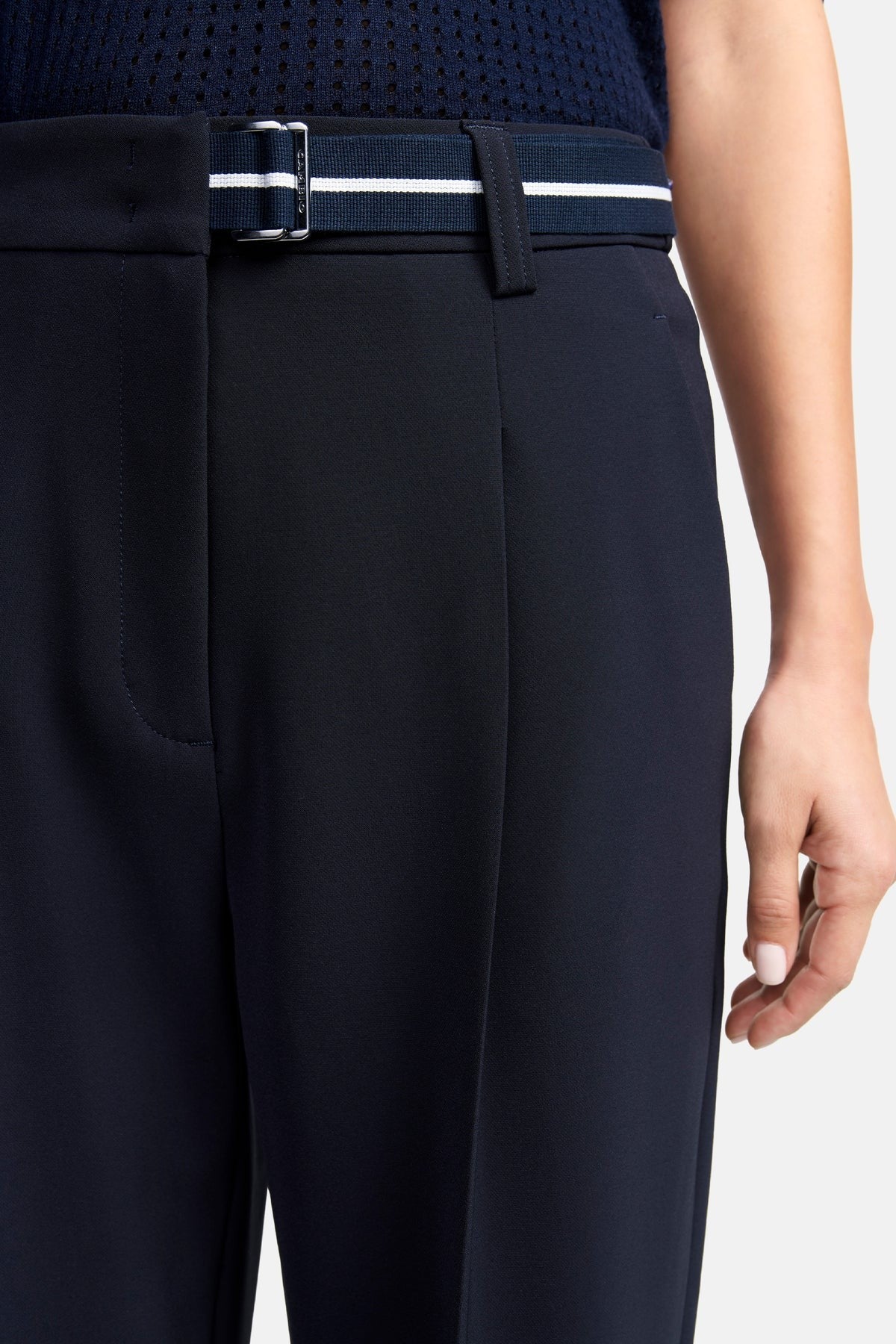 6052482034902 Detail van Cambio Elaine broek met vouw en geïntegreerde riem.