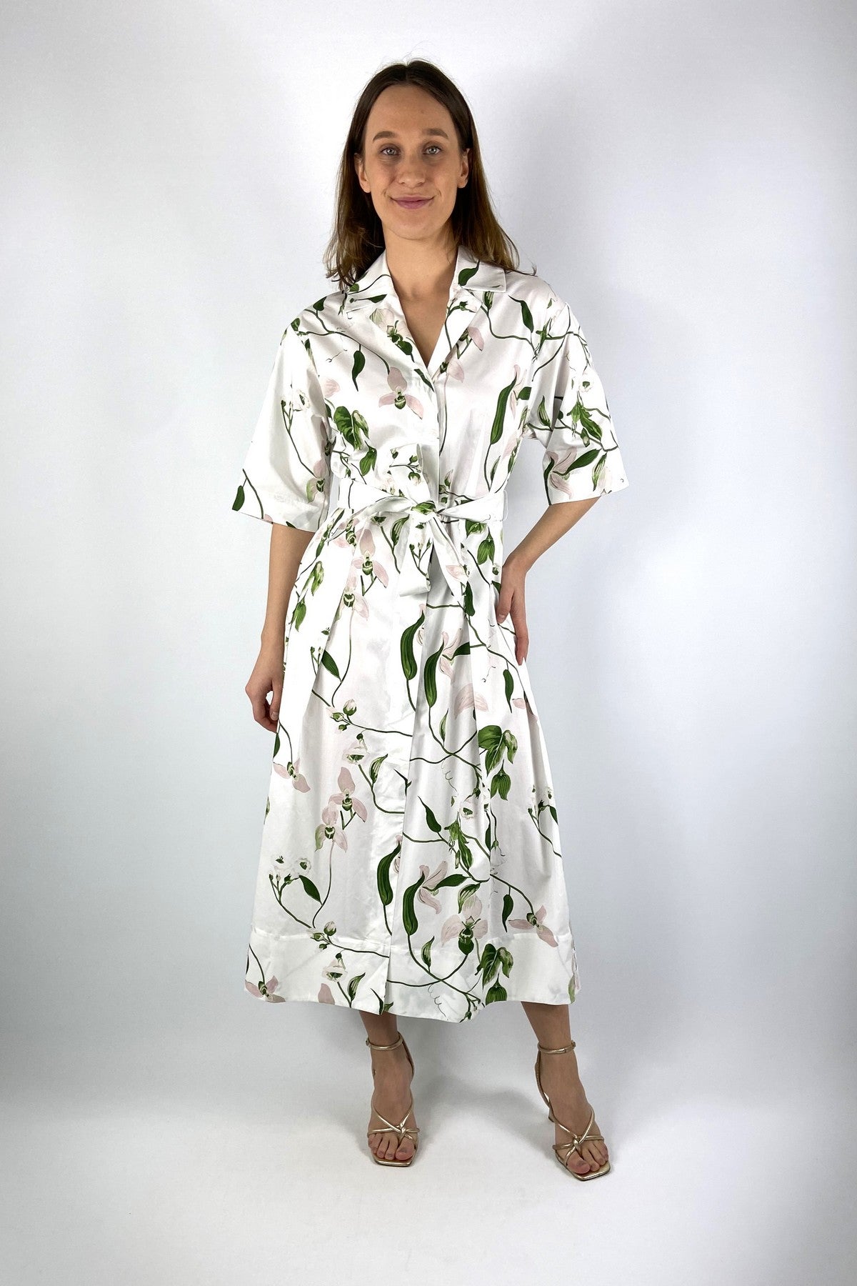 ElenaJ3AP10 Detail van Natan jurk met wijde mouwen en stoffen riem.