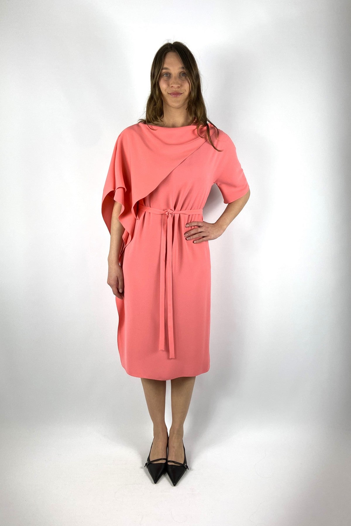 N6NJ03 Natan Elioza midi jurk in peche roze met asymmetrische cape en tailleband