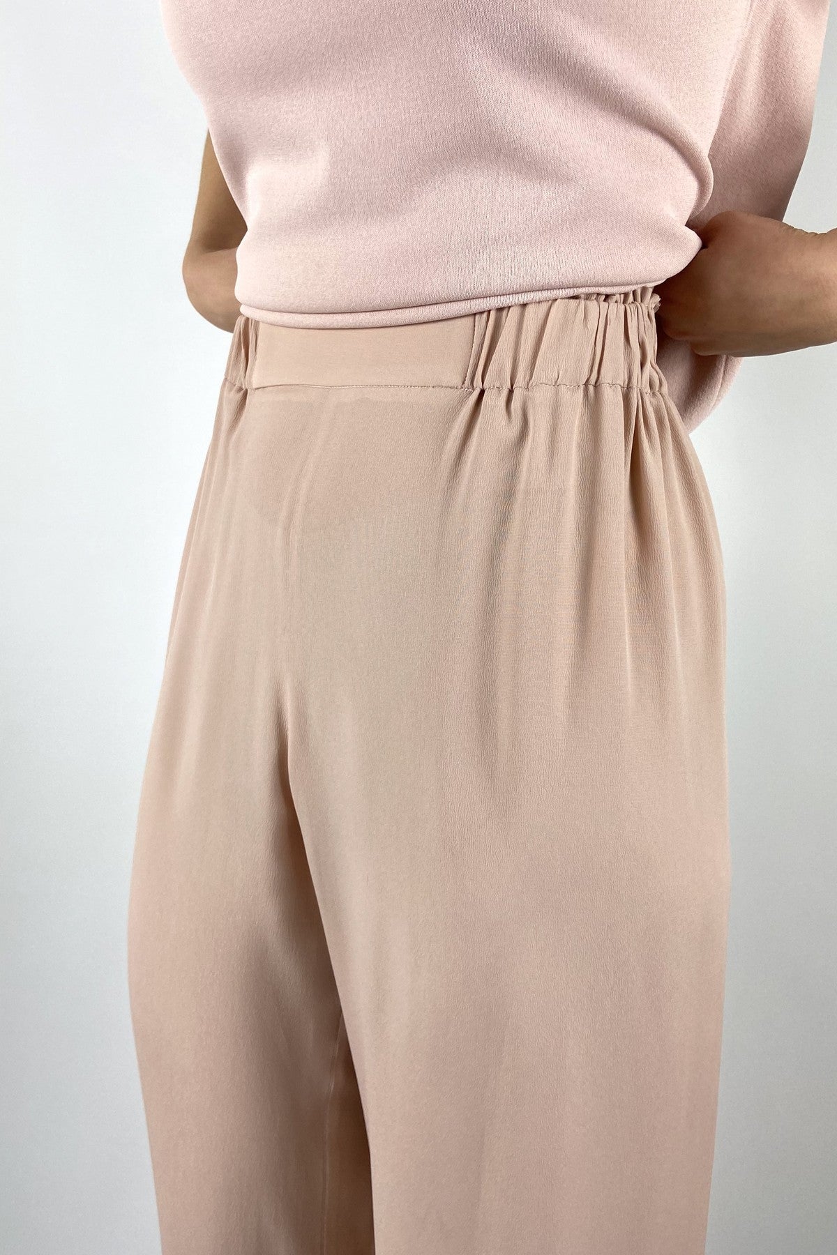 EPICEA-J5CES01 Detail van Natan pantalon met elastische taille en zijde-mix.