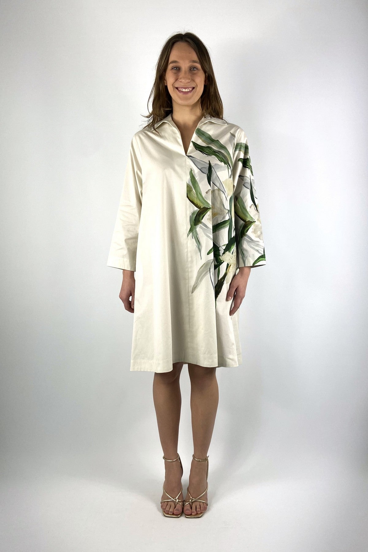 EZZA-J1AP13 Natan korte A-lijn jurk in boterwit en groen met bloemenprint.