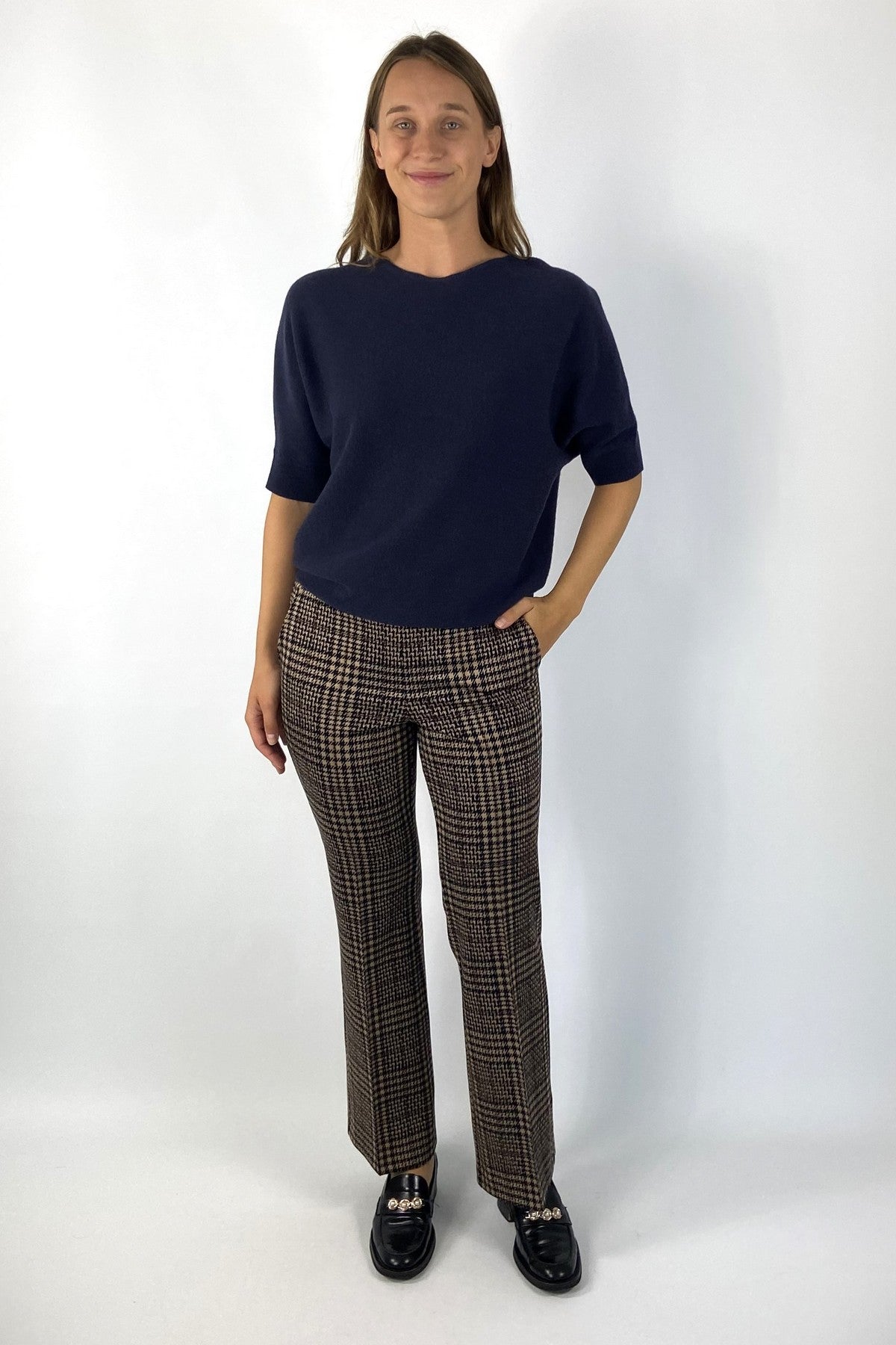 Blauwe trui met ronde hals en halflange mouwen van FFC in een soepele wol cashmere mix kwaliteit. 