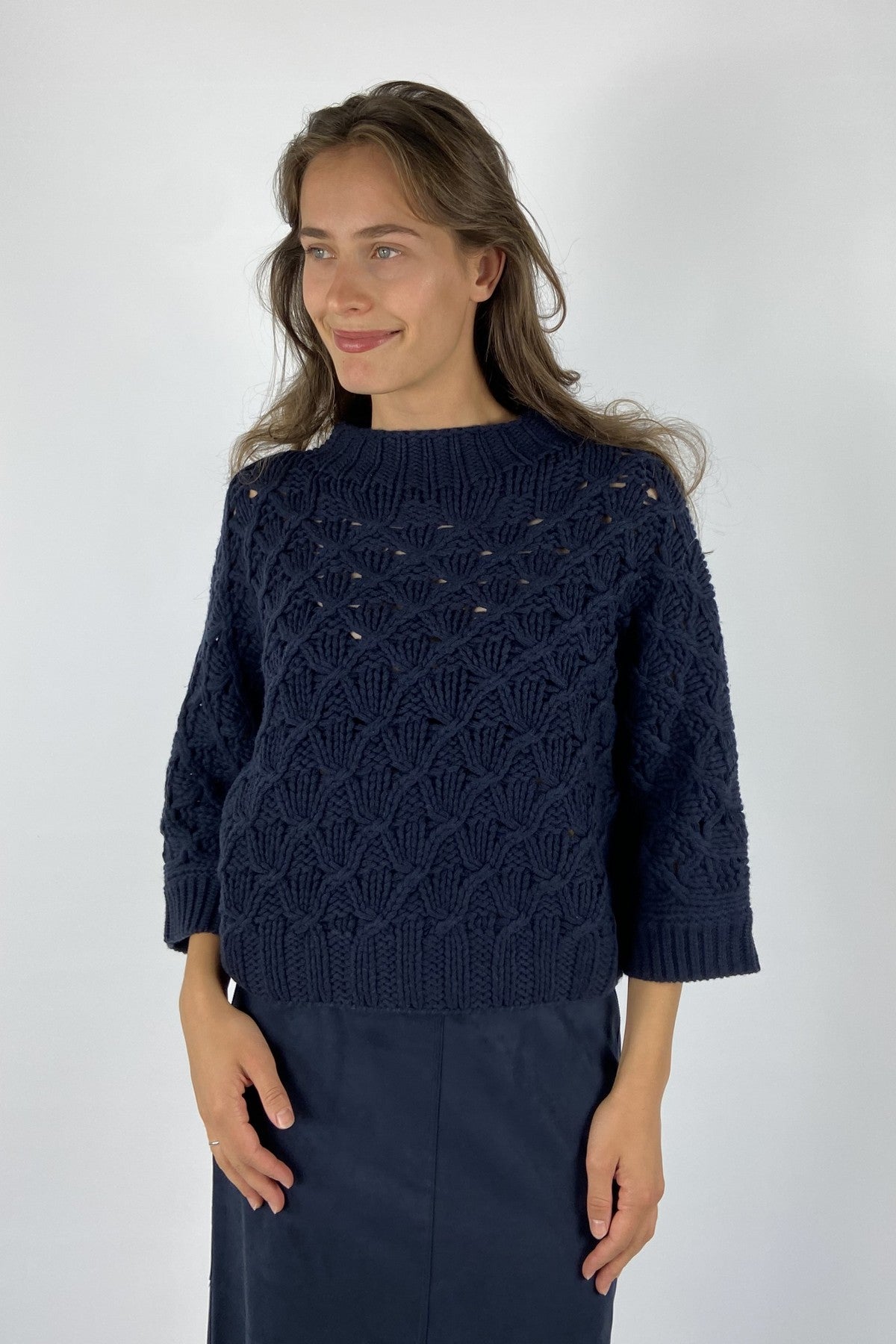 Donkerblauwe cashmere pull van FFC met een ruitvormig breipatroon.