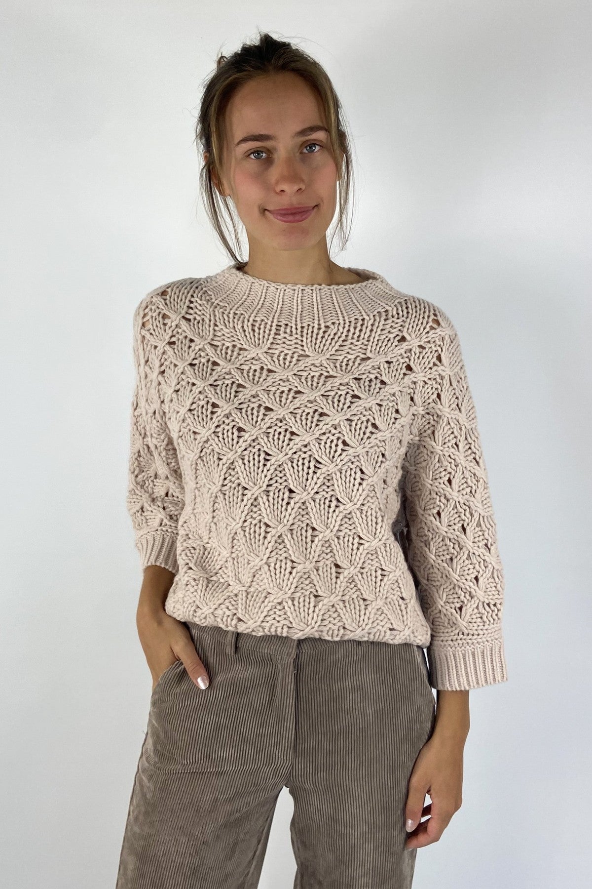 Beige pull van FFC in wol met een ruitvormig breipatroon.