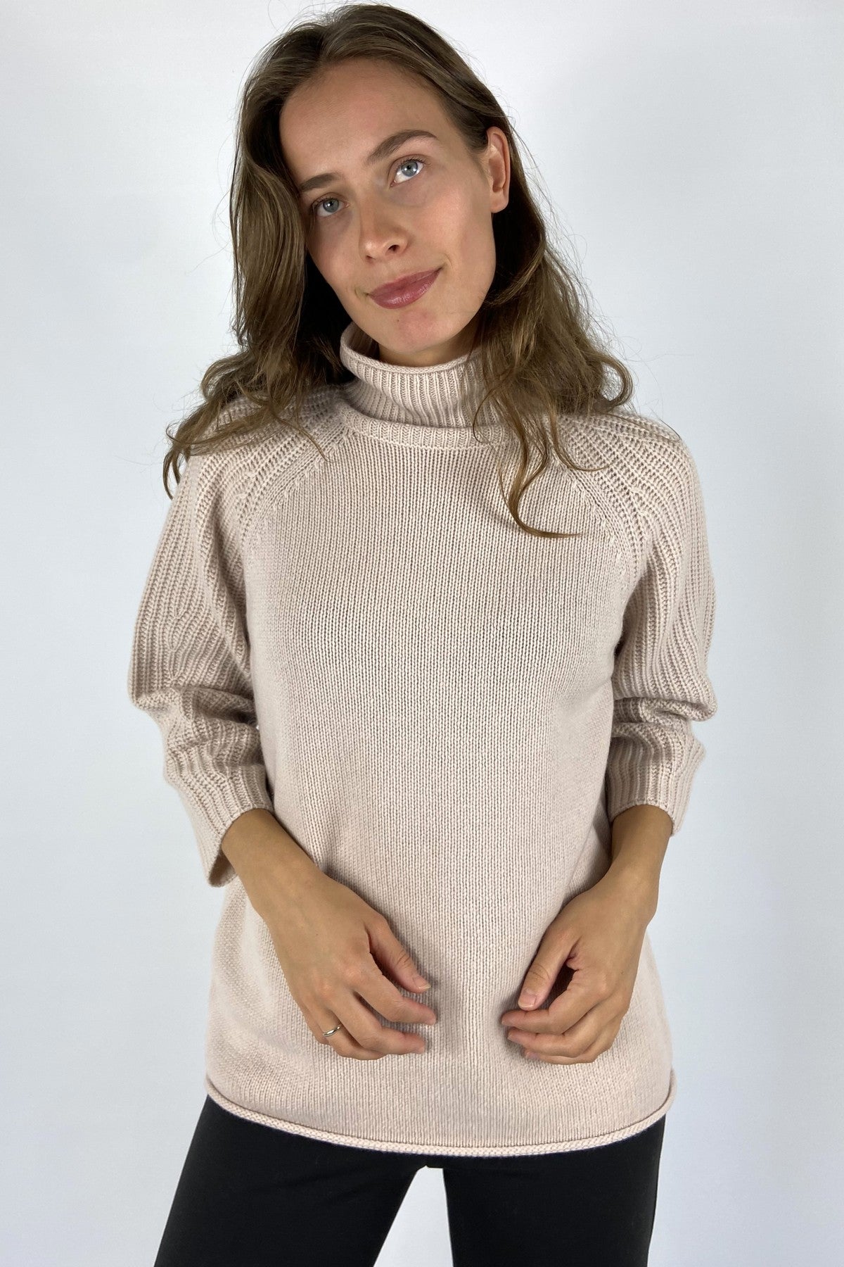 Zachte pull van FFC met turtle neck in de kleur cashew.