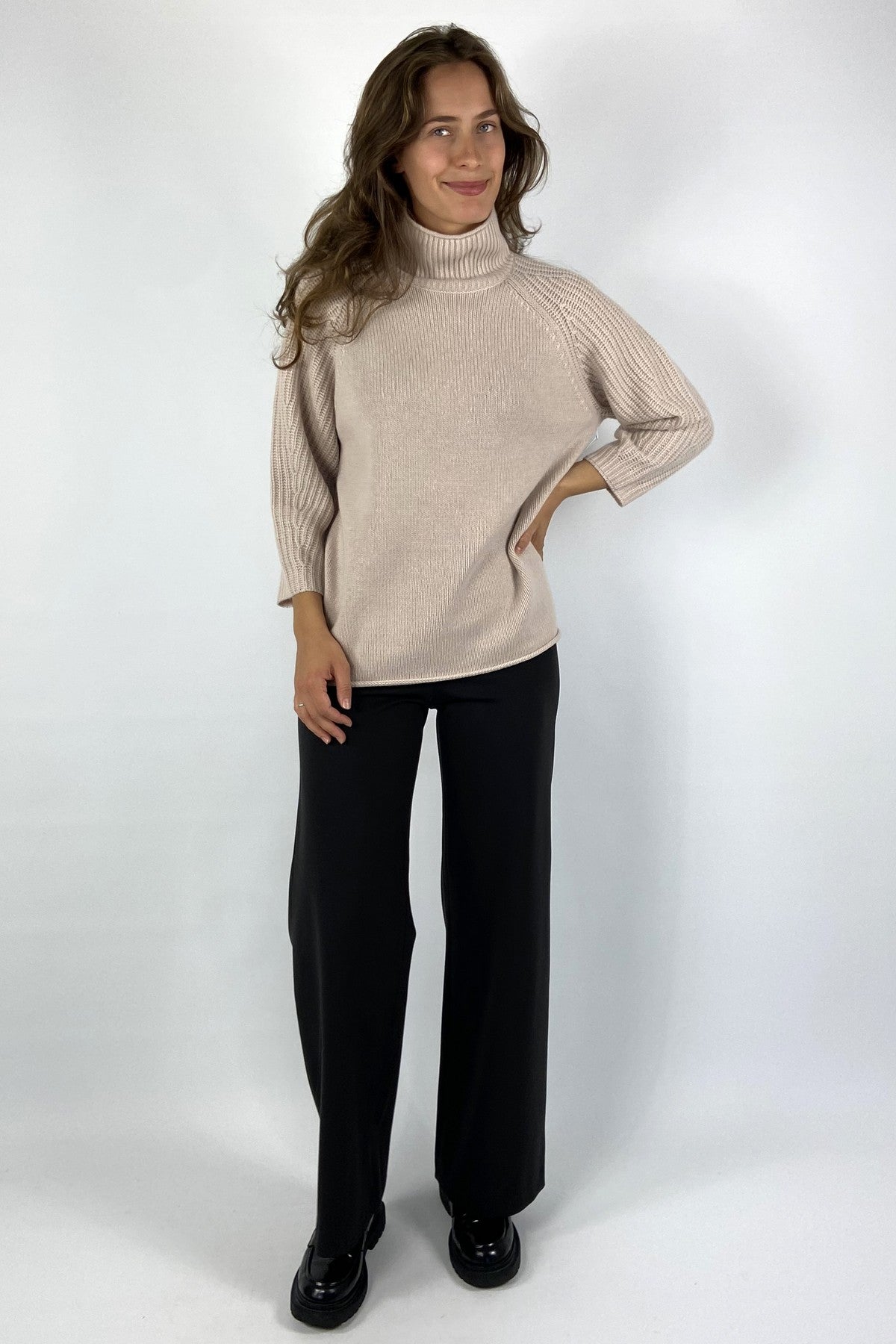 Zachte pull van FFC met turtle neck in de kleur cashew.