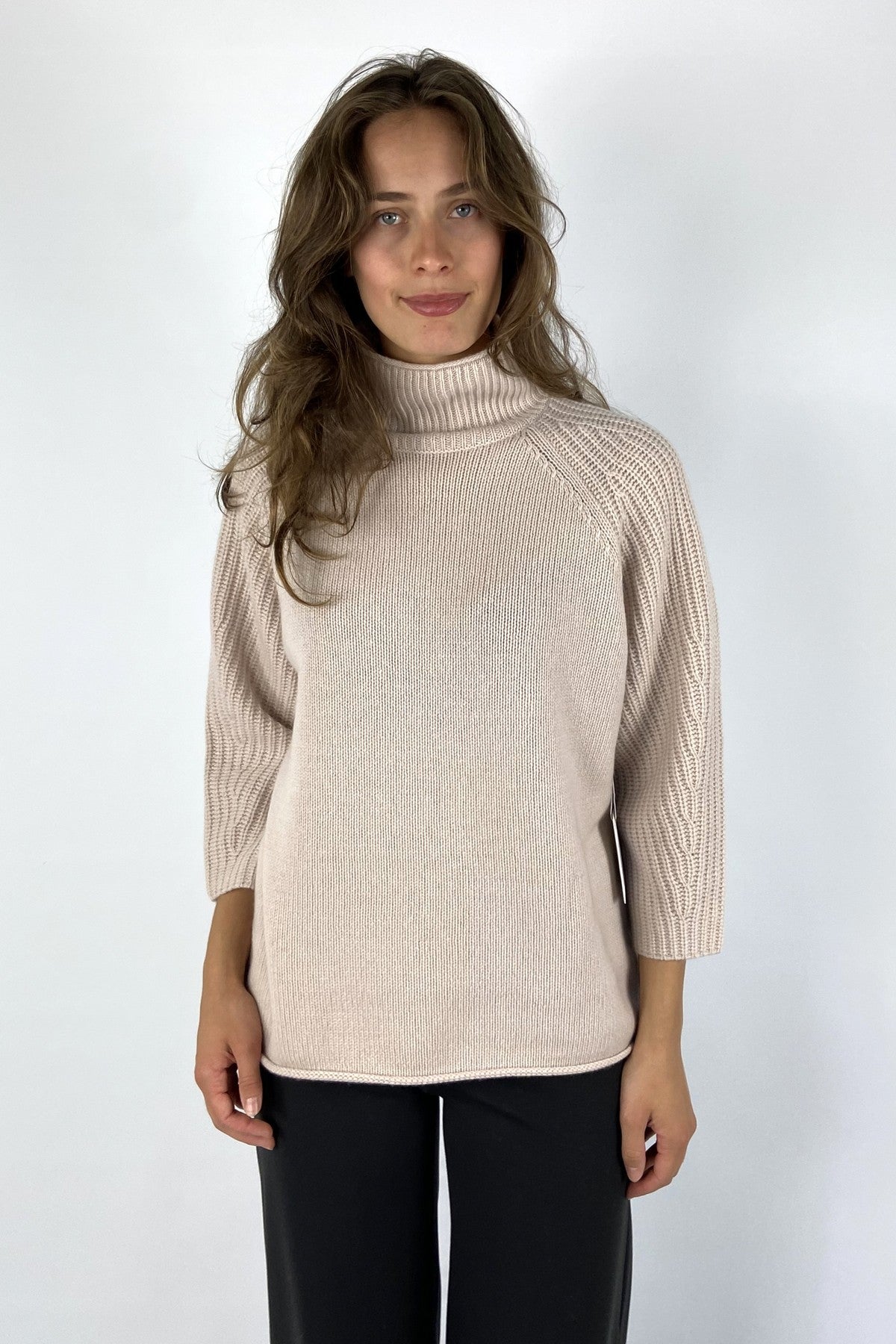 Zachte pull van FFC met turtle neck in de kleur cashew.
