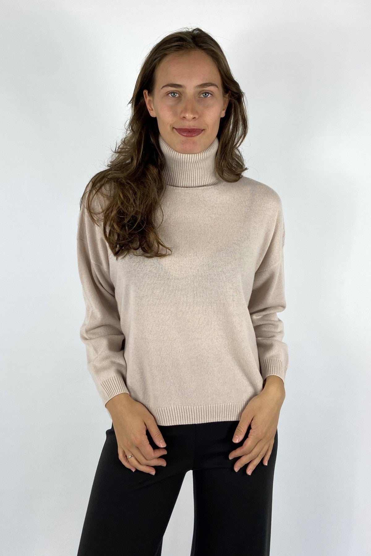 Zachte rolkraag pullover van FFC in cashew kleur.