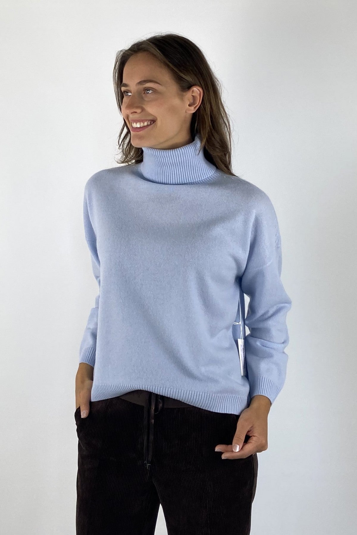 Lichtblauwe pull met rolkraag van FFC in een zacht wol/cashmere breiwerk.
